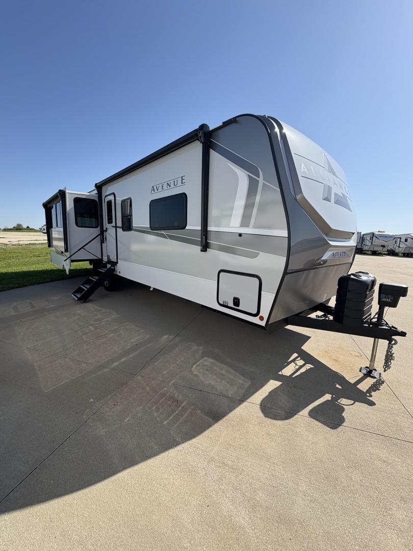 NEW 2025 Alliance AVENUE 332RL - Four Seasons RV