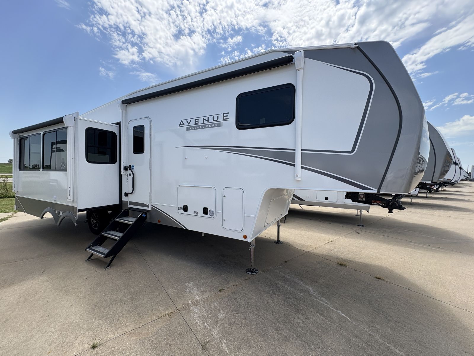 NEW 2026 Alliance AVENUE 29RL - Four Seasons RV