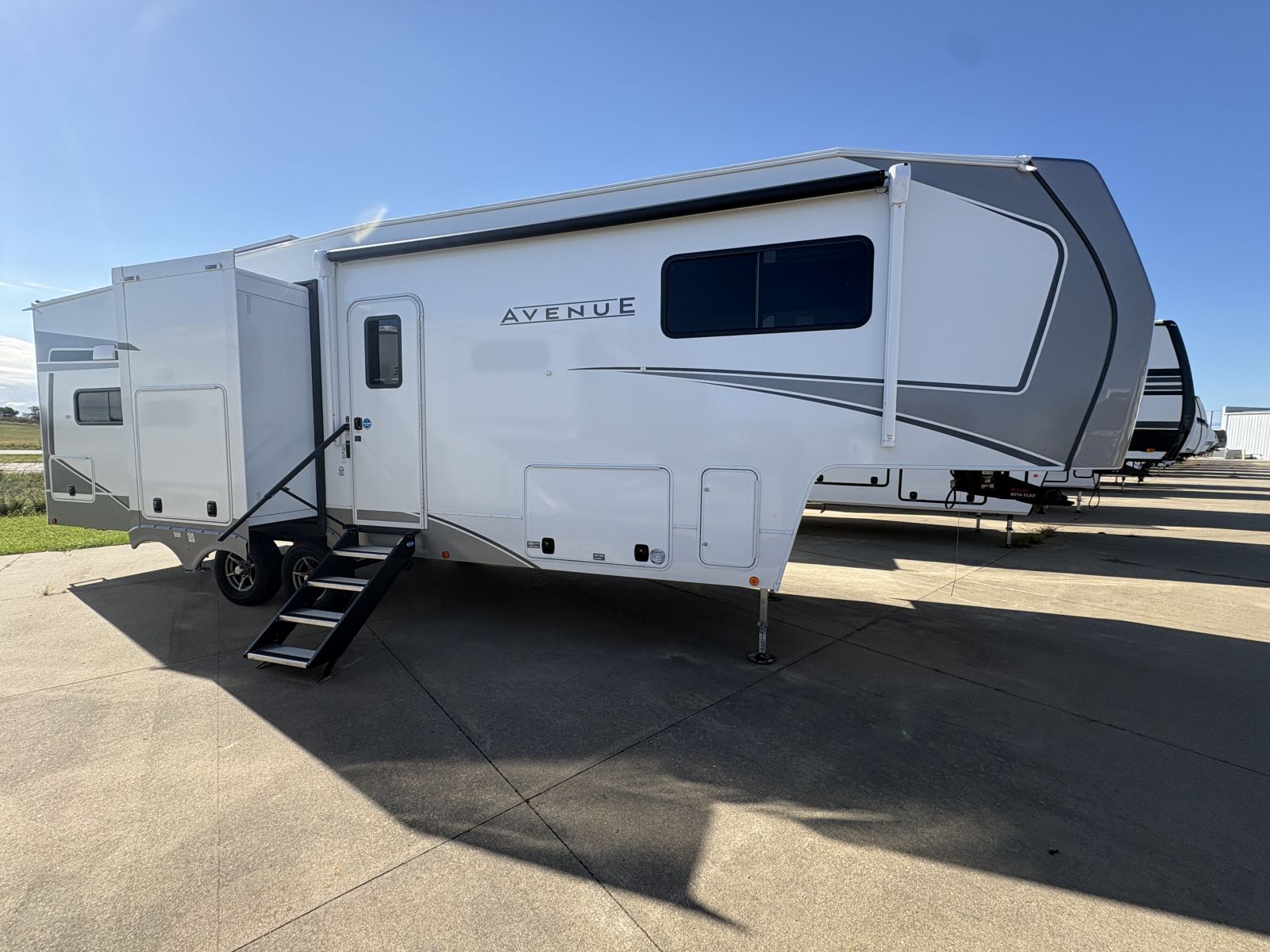 NEW 2026 Alliance AVENUE 33RKS - Four Seasons RV