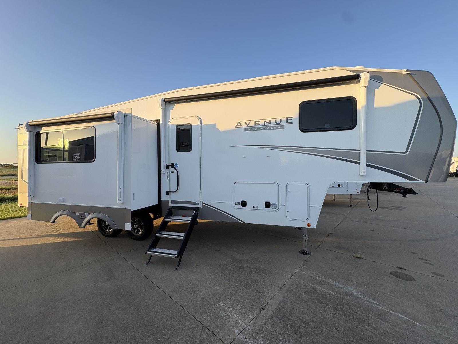 NEW 2026 Alliance Avenue All Access 30BH - Four Seasons RV