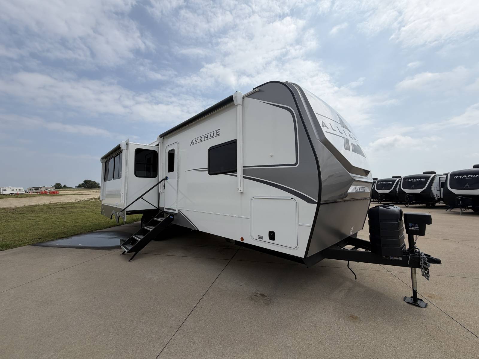 NEW 2026 Alliance AVENUE 298RL - Four Seasons RV