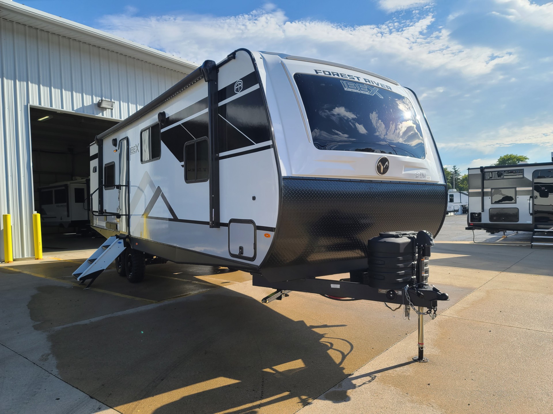 NEW 2027 Ibex 26BRE - All American Coach