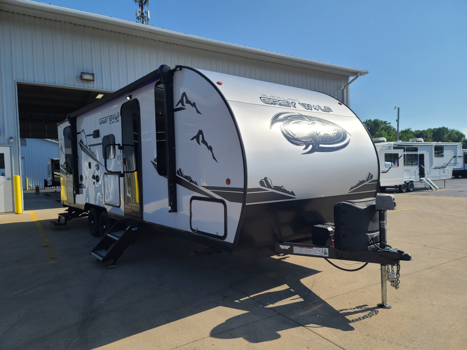 USED 2022 Cherokee Grey Wolf 23DBH - All American Coach