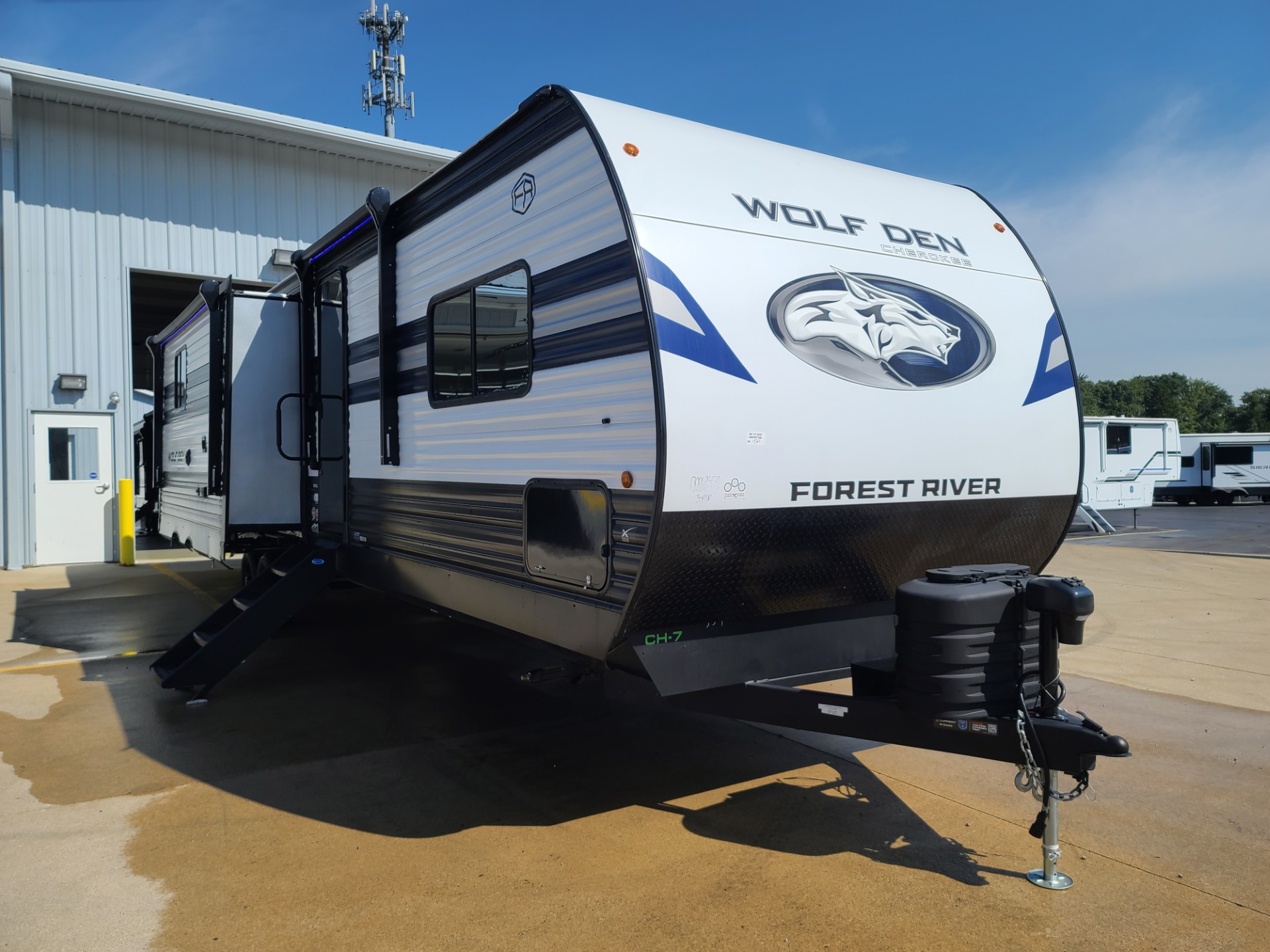 NEW 2027 Cherokee Wolf Den 304SR - All American Coach