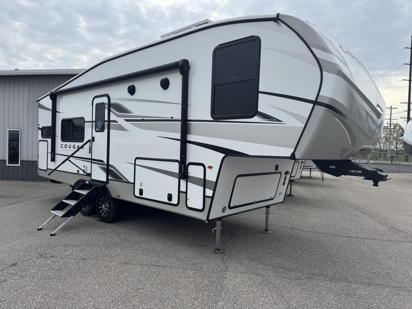 NEW 2025 Keystone COUGAR HALF-TON 23MLE - American RV