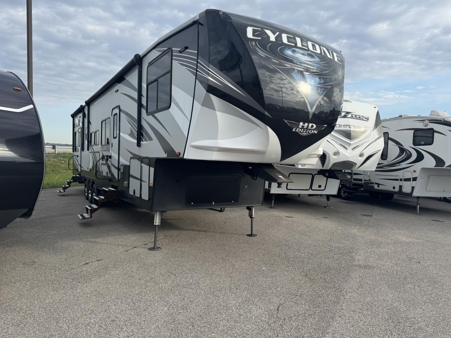 USED 2019 Heartland CYCLONE 4115