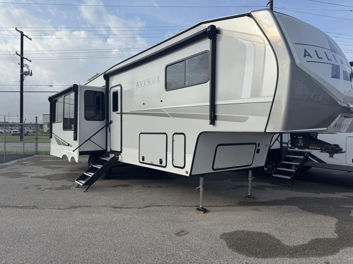 NEW 2025 Alliance Rv AVENUE 32RLS