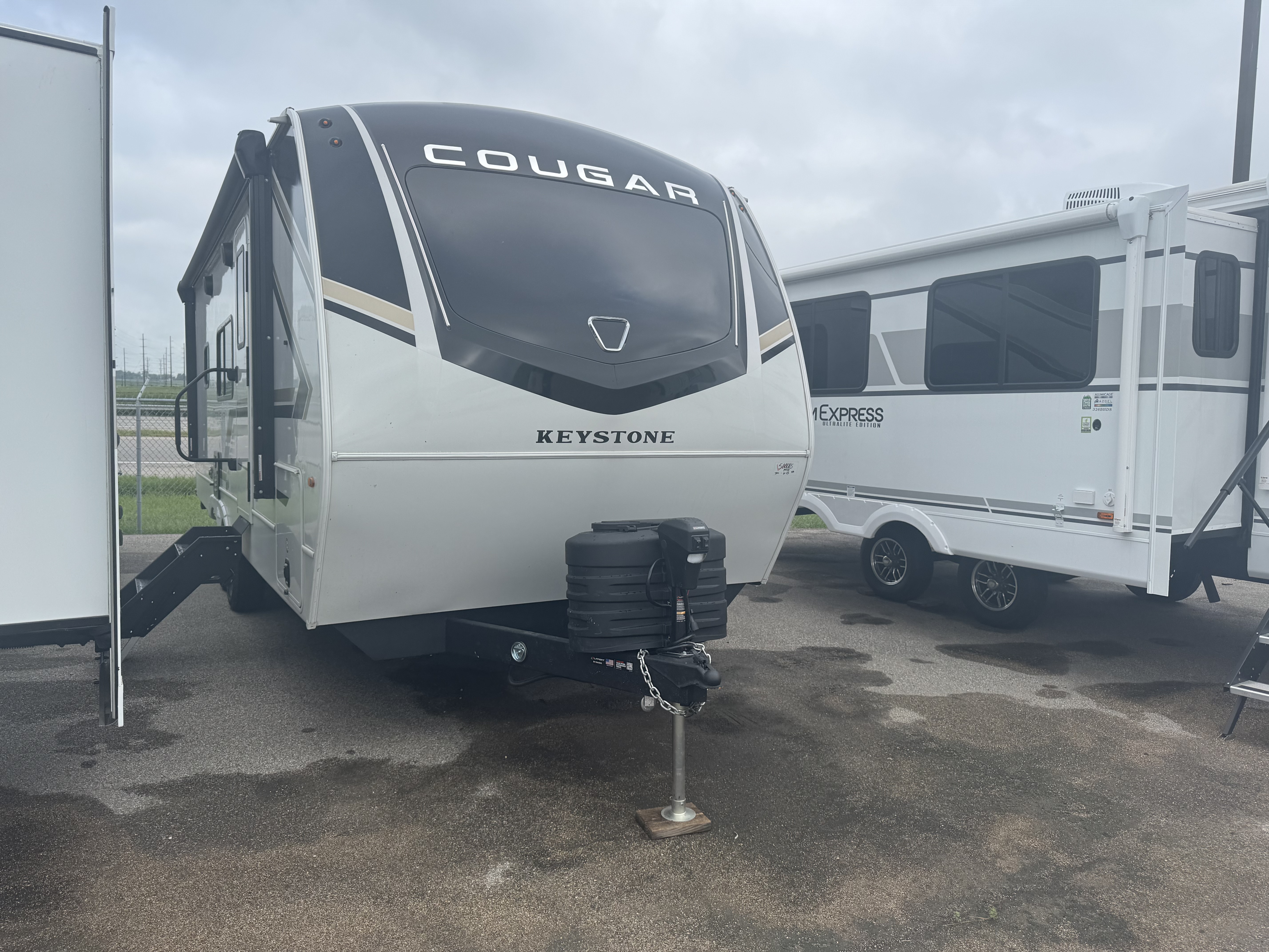 NEW 2026 Keystone COUGAR HALF-TON 22MLS - American RV
