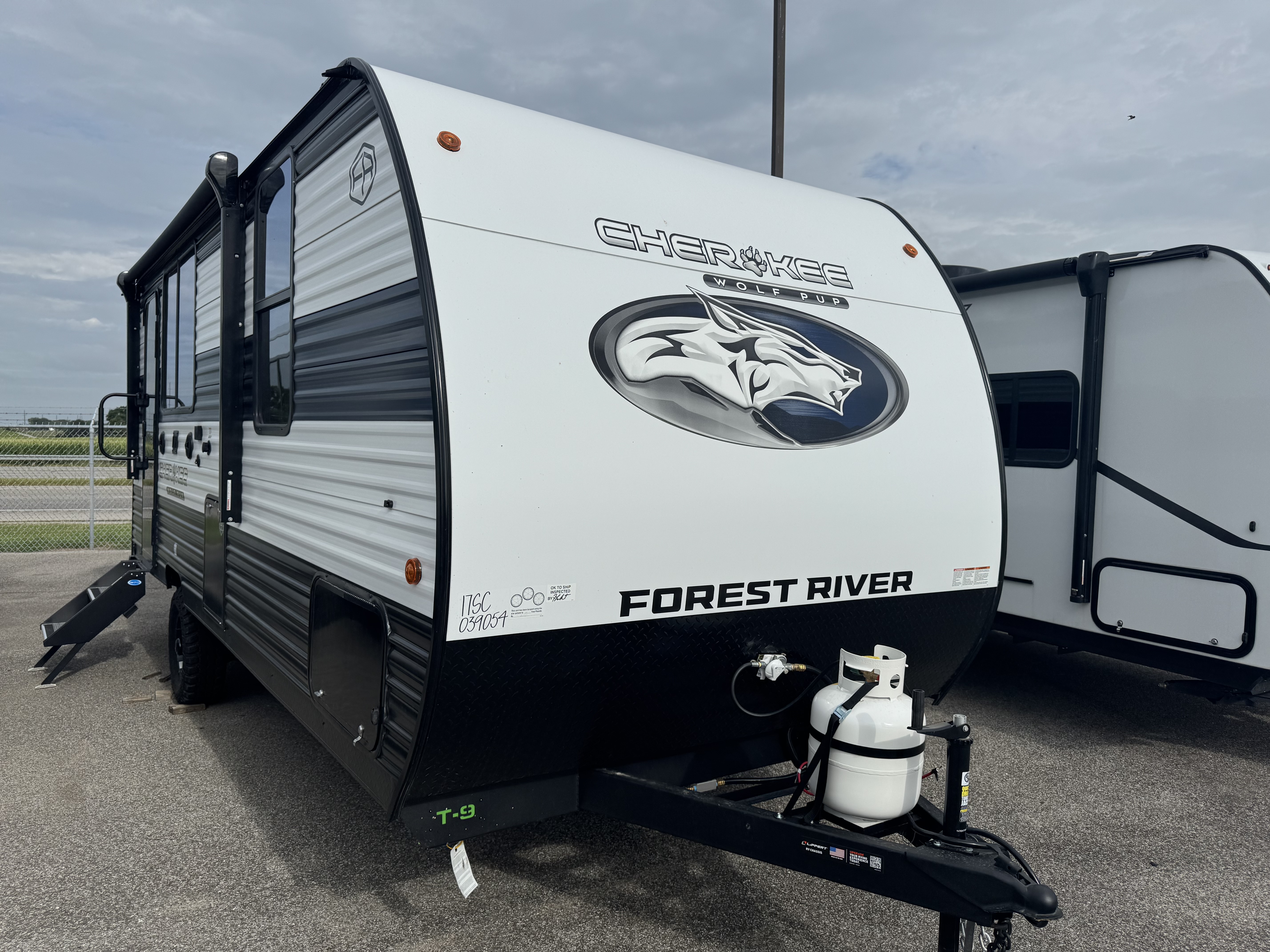 NEW 2026 Forest River CHEROKEE WOLF PUP 17SC