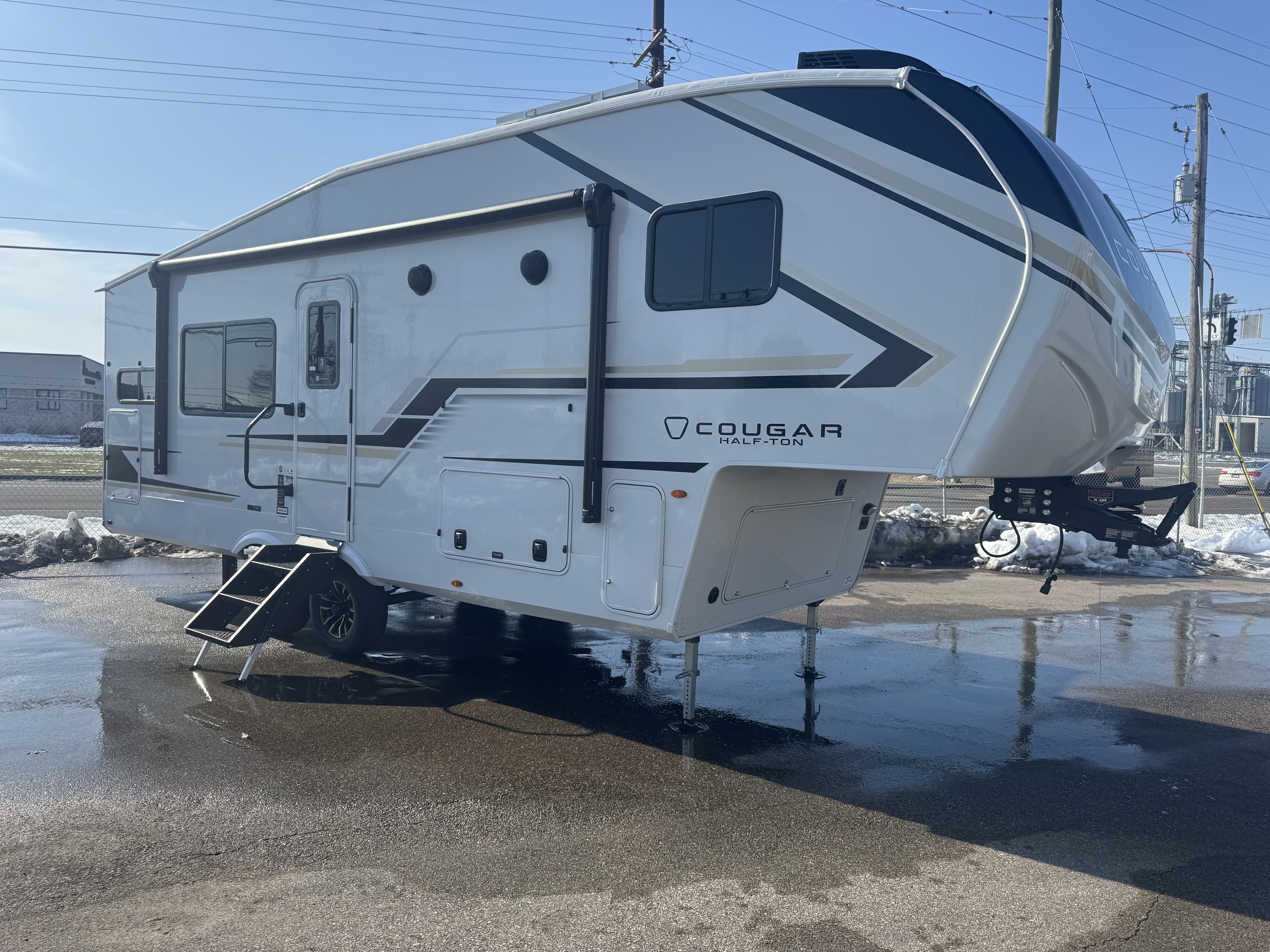 NEW 2026 Keystone COUGAR HALF-TON 23MLE - American RV
