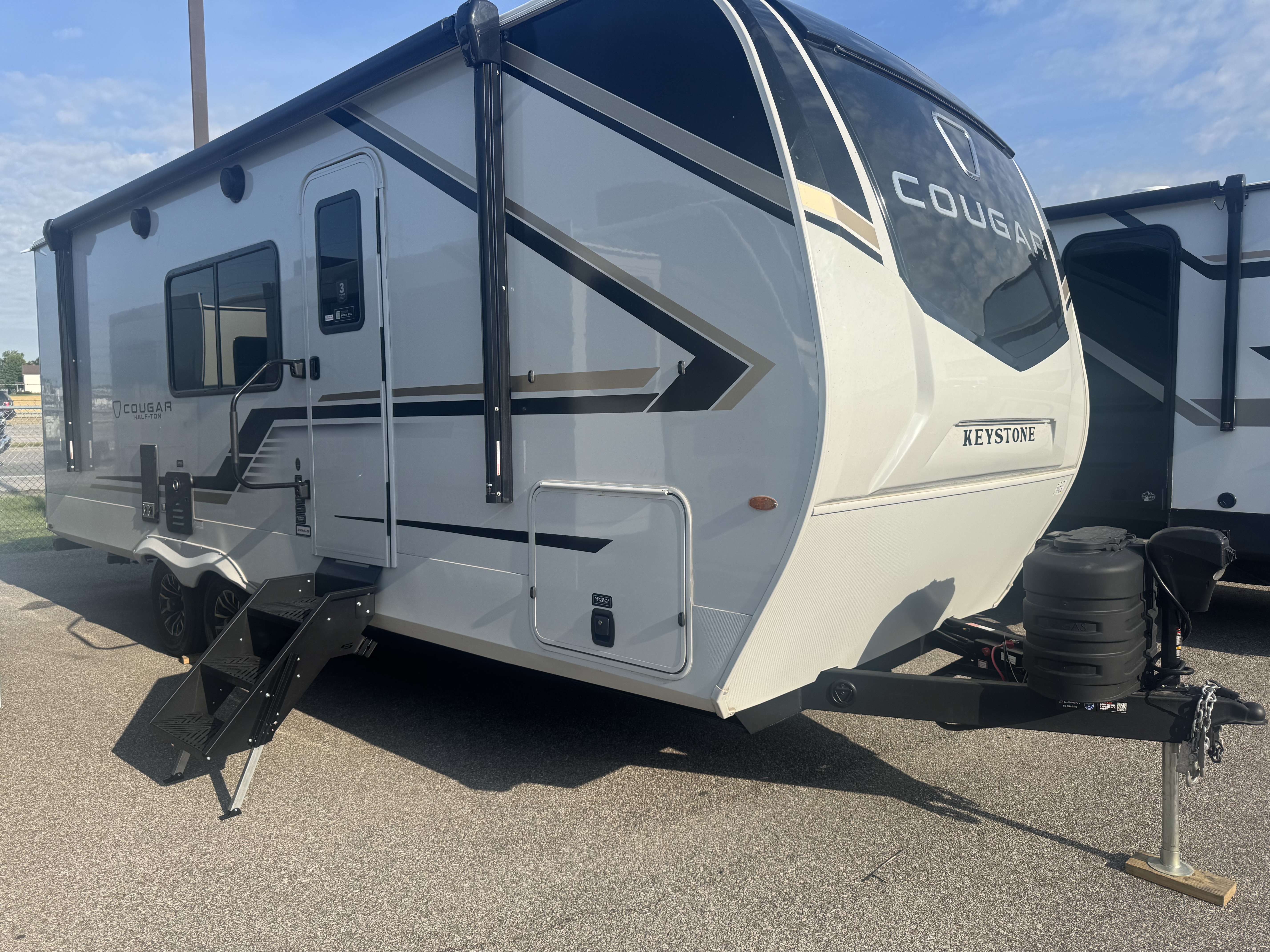NEW 2027 Keystone COUGAR HALF-TON 22MLS - American RV