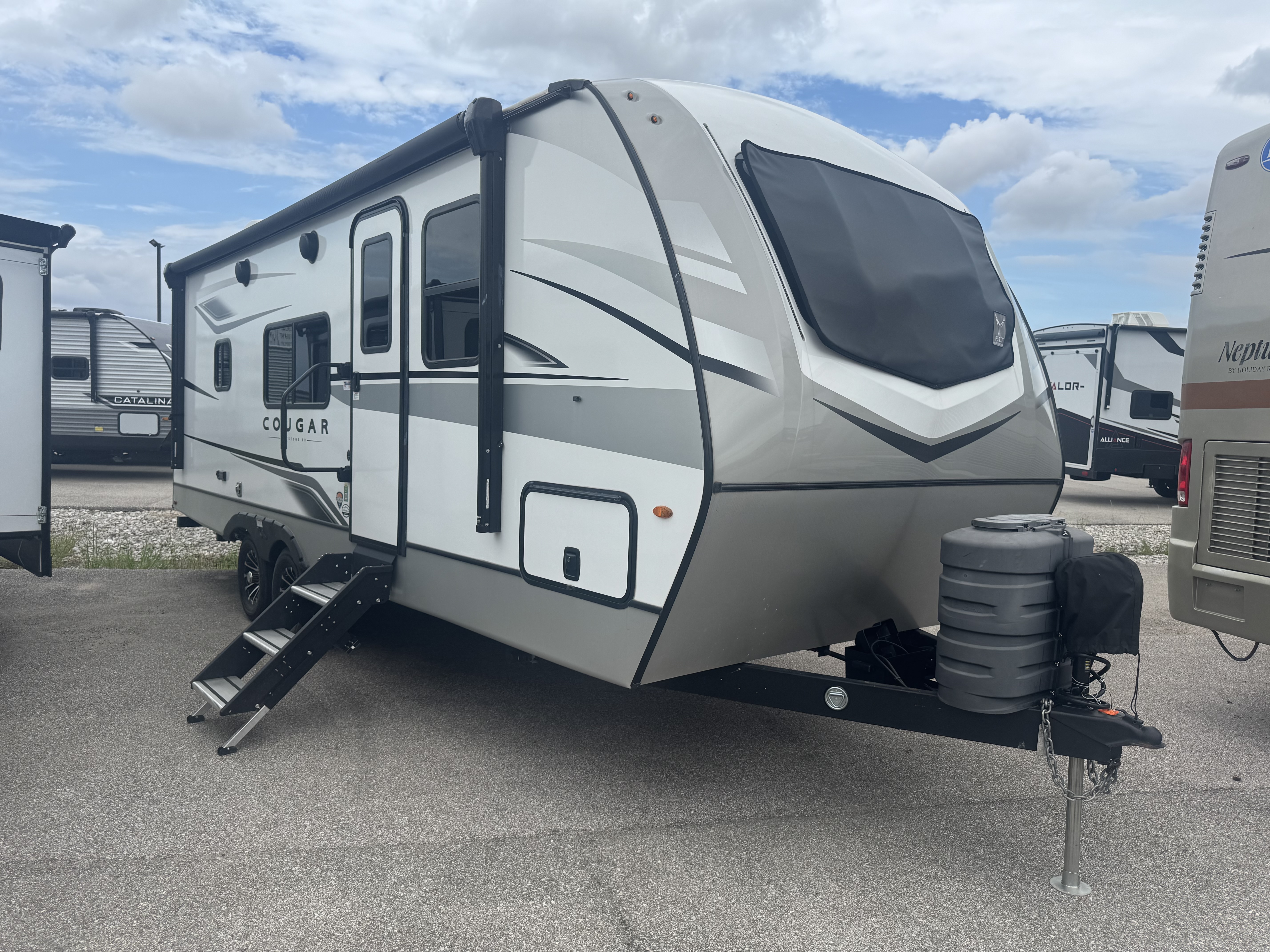 USED 2024 Keystone COUGAR HALF-TON 22MLS - American RV