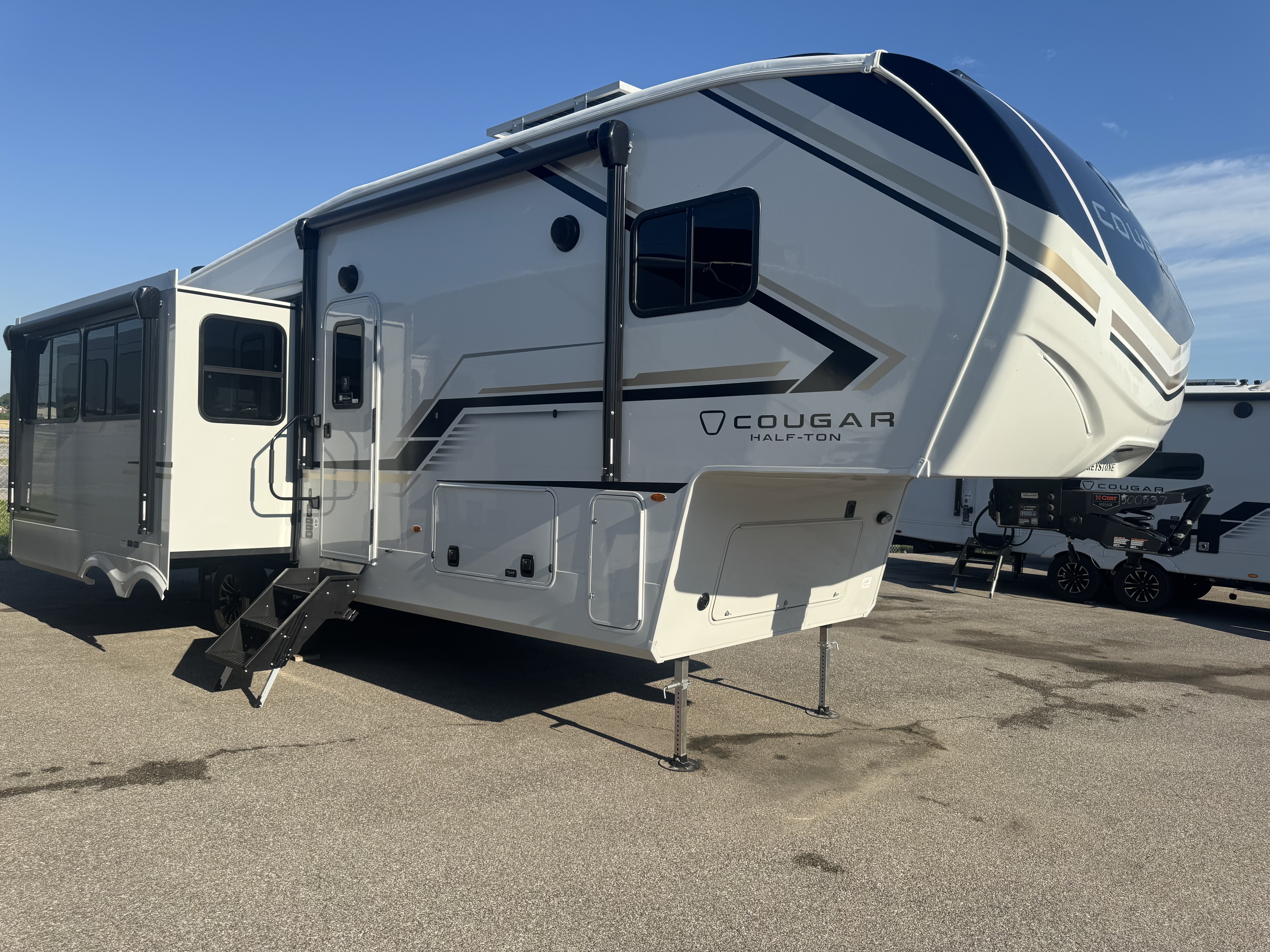NEW 2027 Keystone COUGAR HALF-TON 28RLI