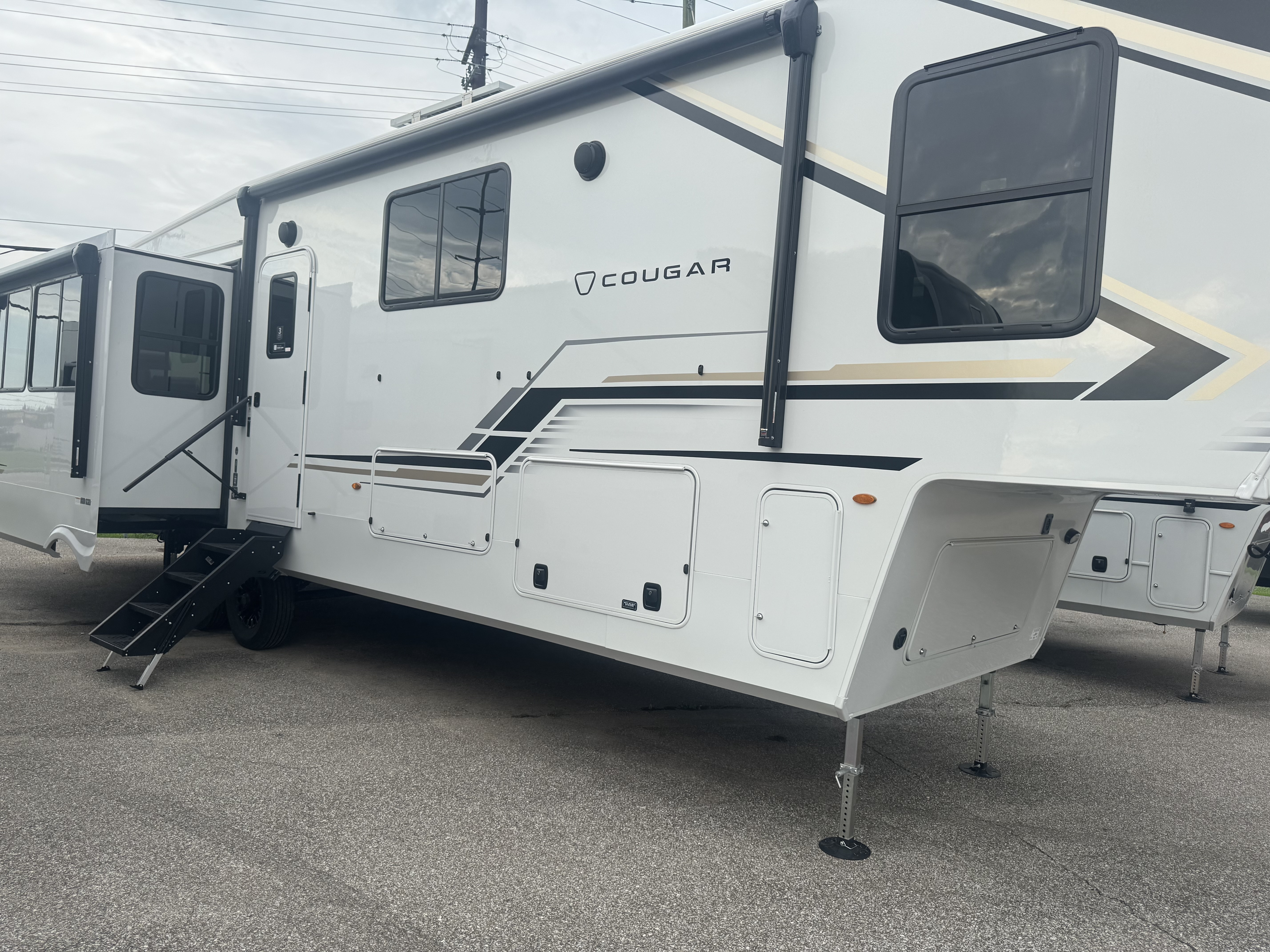 NEW 2027 Keystone COUGAR 360MBI