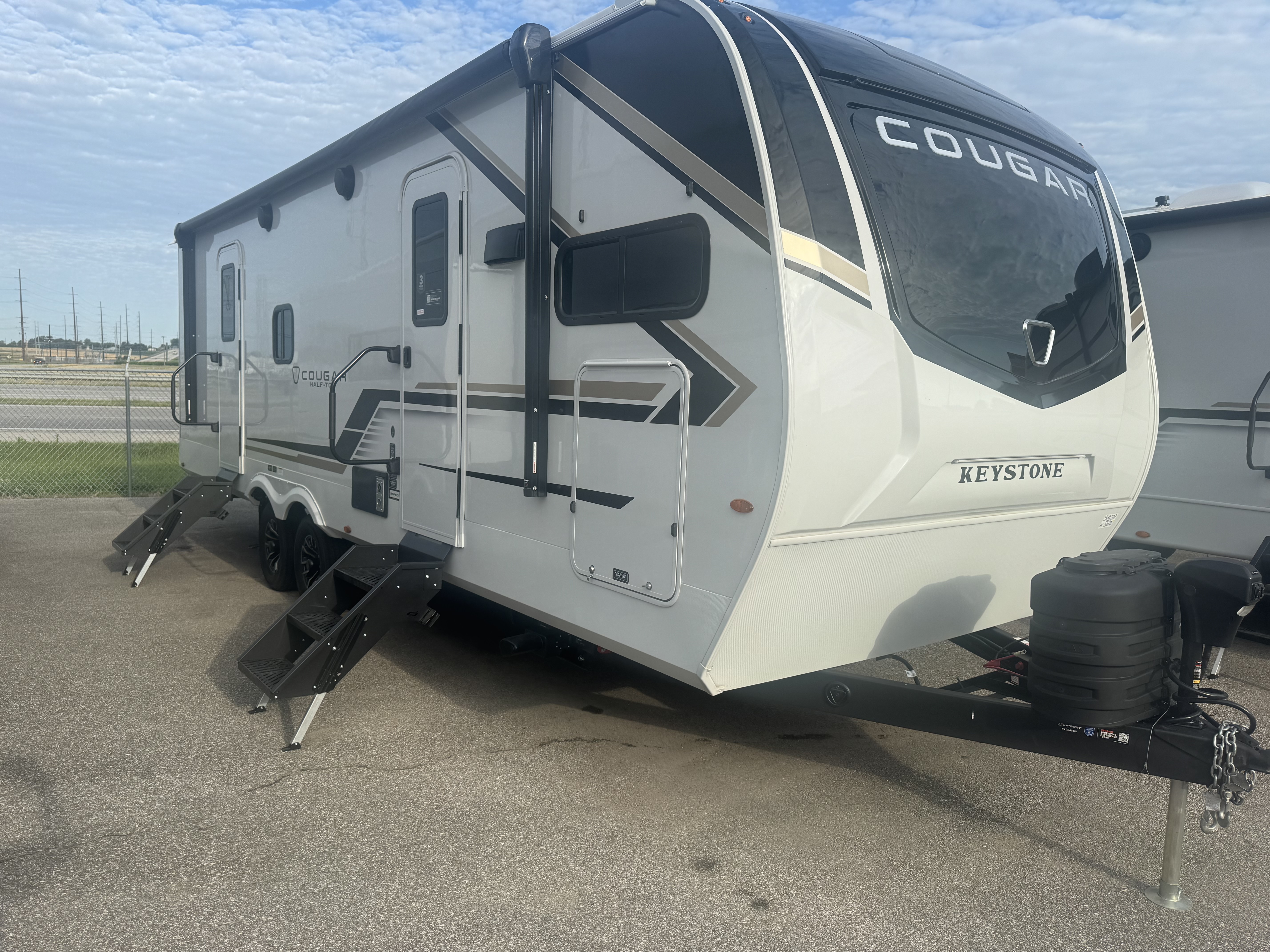 NEW 2027 Keystone COUGAR HALF-TON 25FKD - American RV