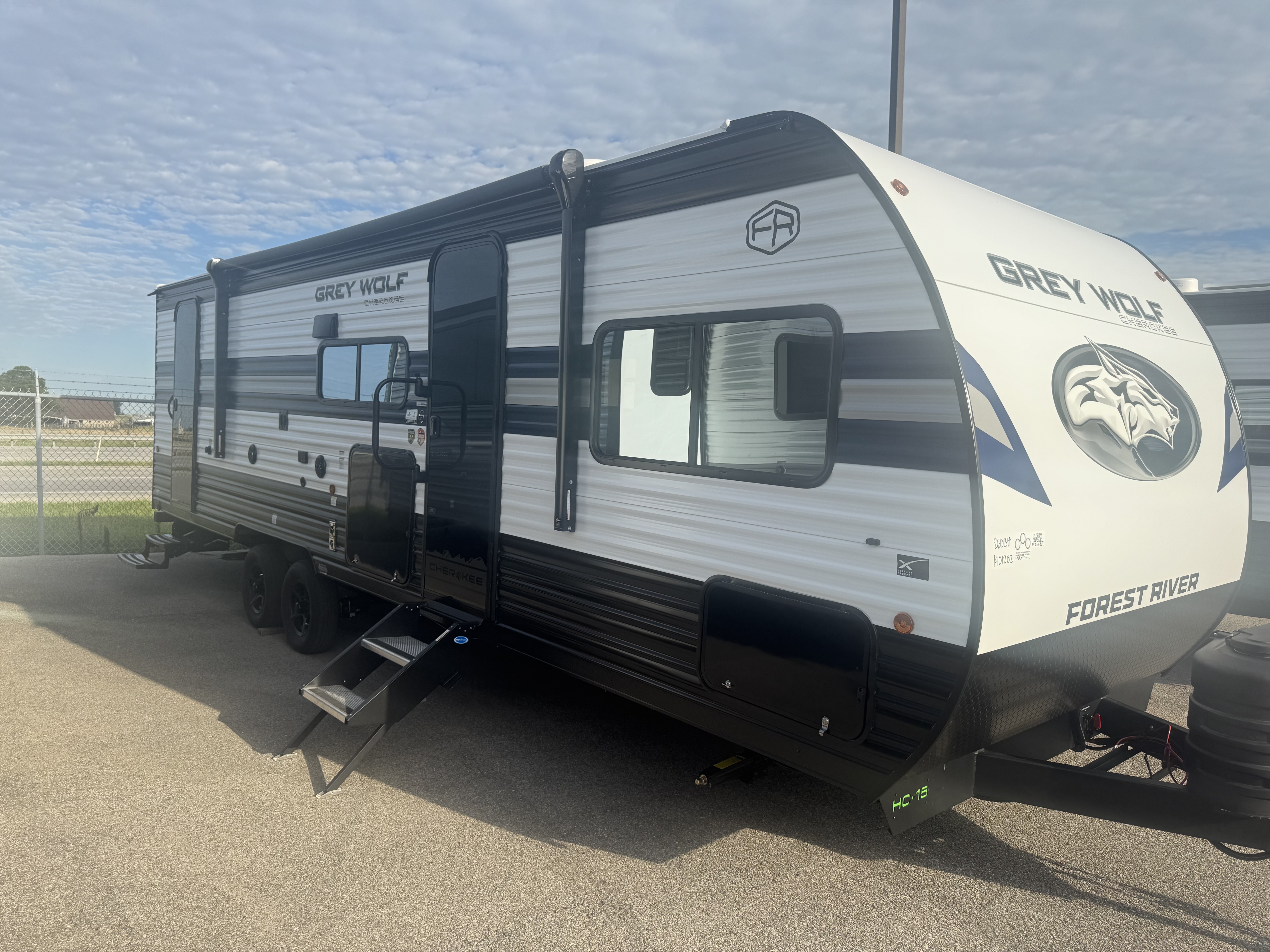 NEW 2027 Forest River CHEROKEE GREY WOLF 26DBH - American RV