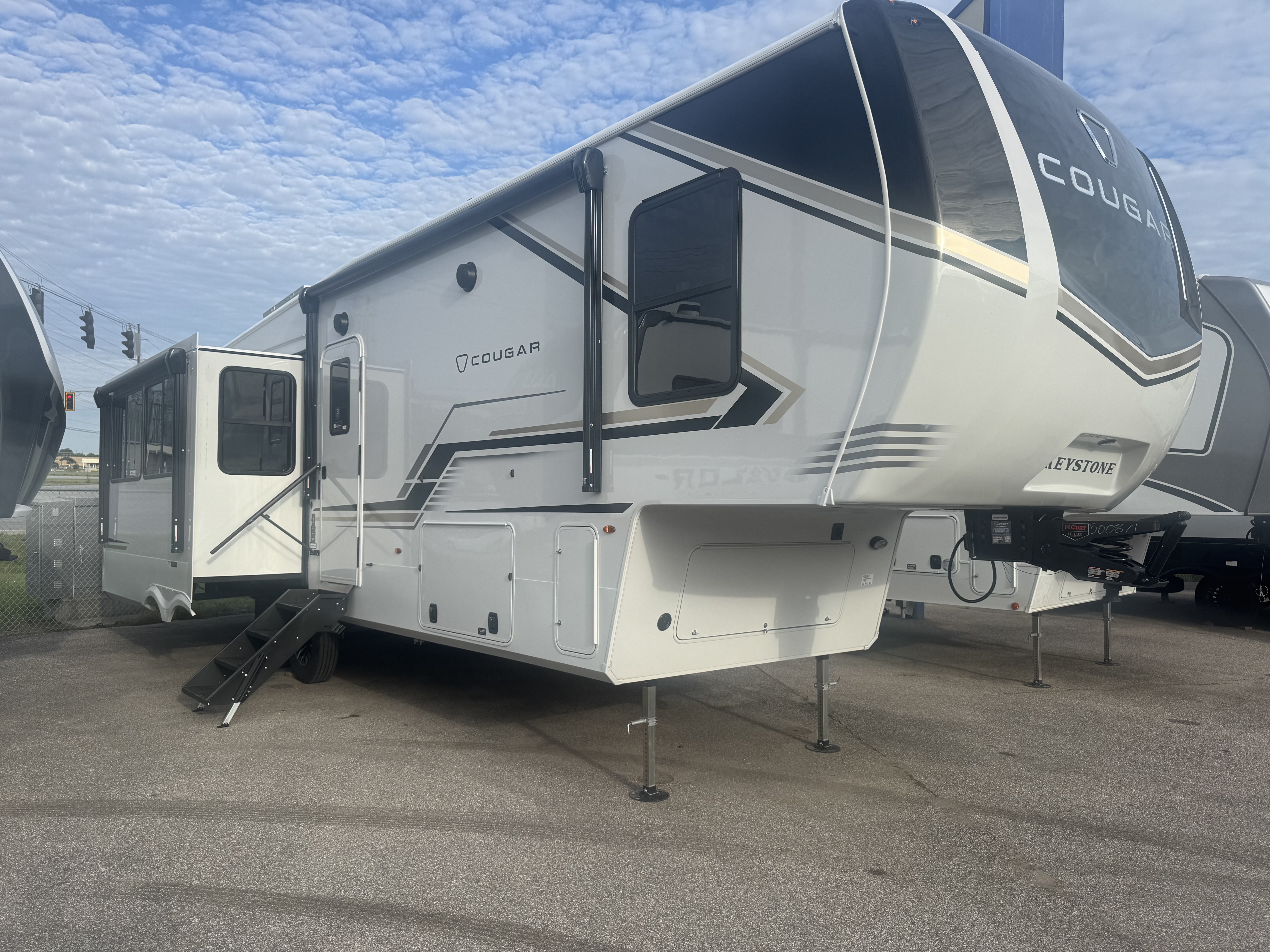 NEW 2027 Keystone COUGAR 316RLS