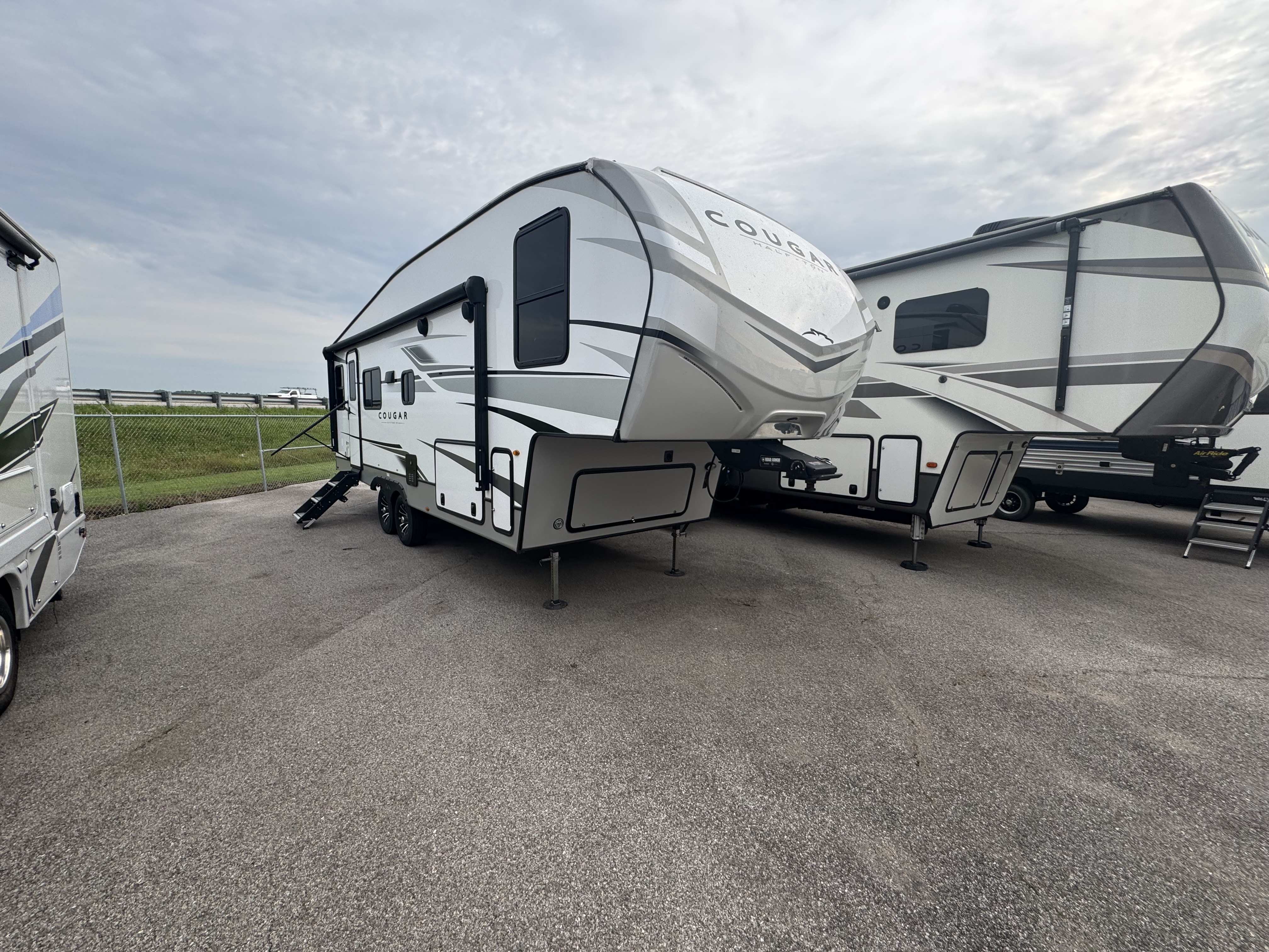 USED 2024 Keystone COUGAR HALF-TON 24RDS - American RV