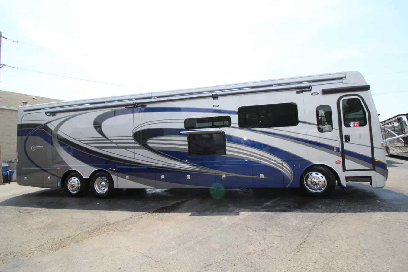 NEW 2024 Fleetwood Discovery LXE 44B Hazelwood, MO