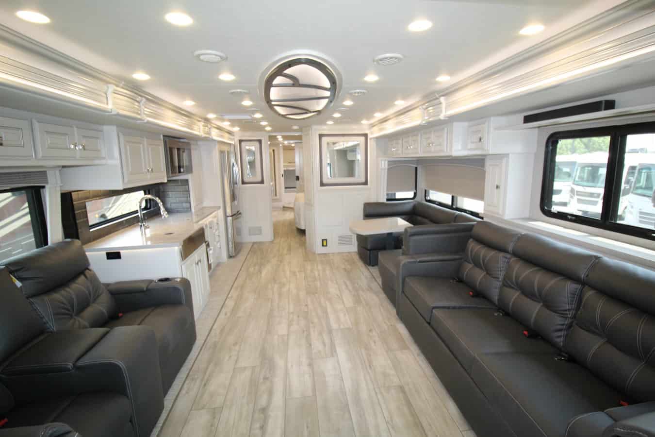 NEW 2024 Fleetwood Discovery LXE 44B Hazelwood, MO