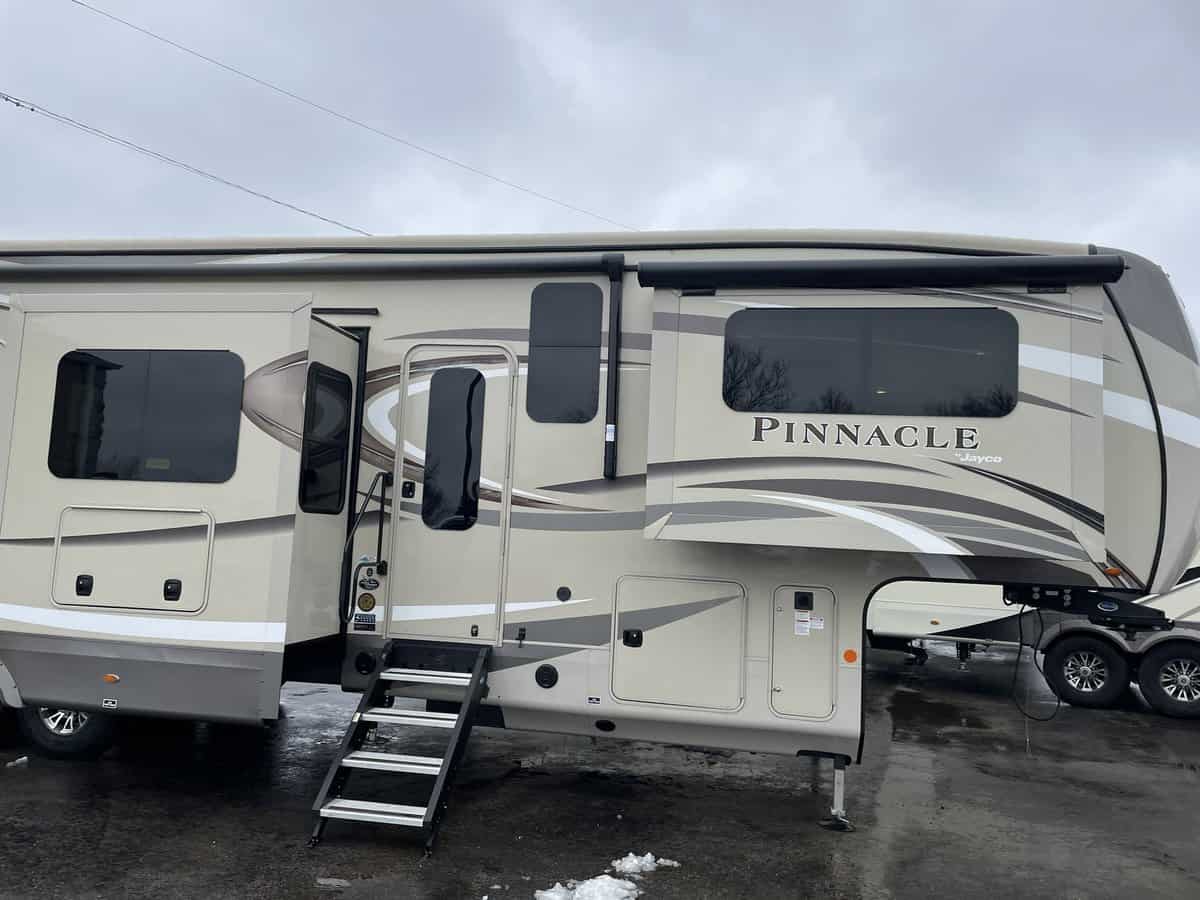 SOLD USED 2019 Jayco PINNACLE 38FLWS Hazelwood, MO