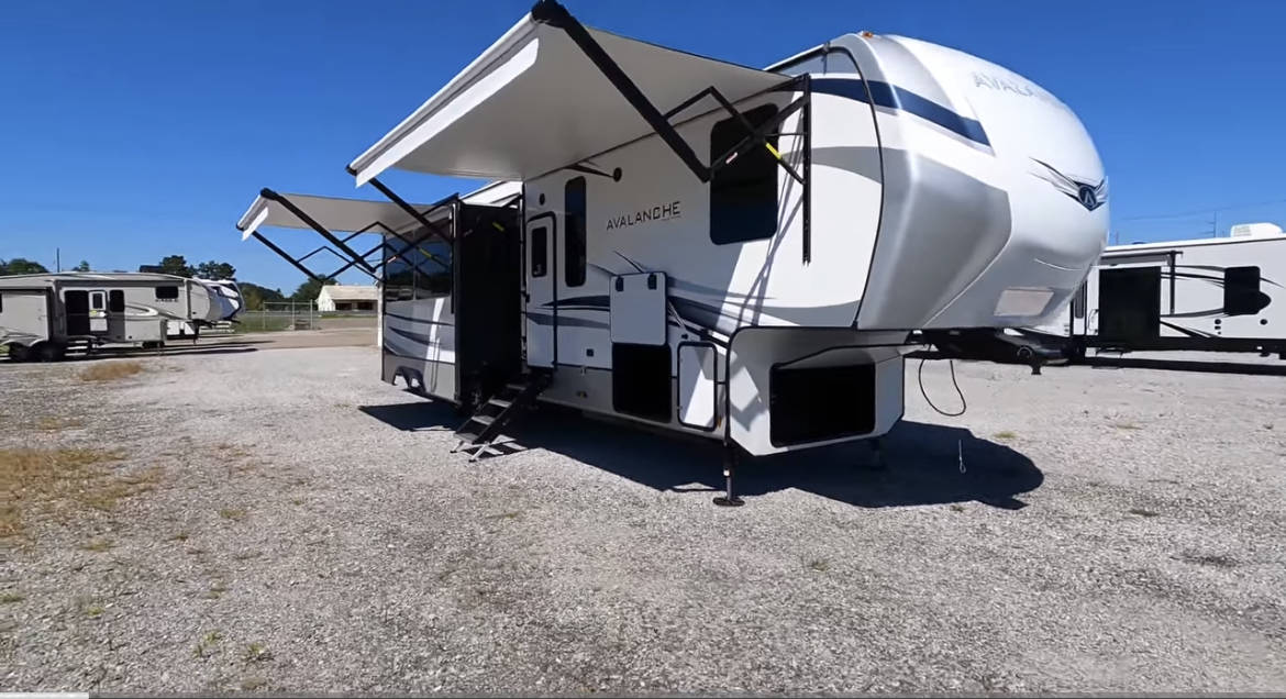 NEW 2023 Keystone AVALANCHE 390 DS