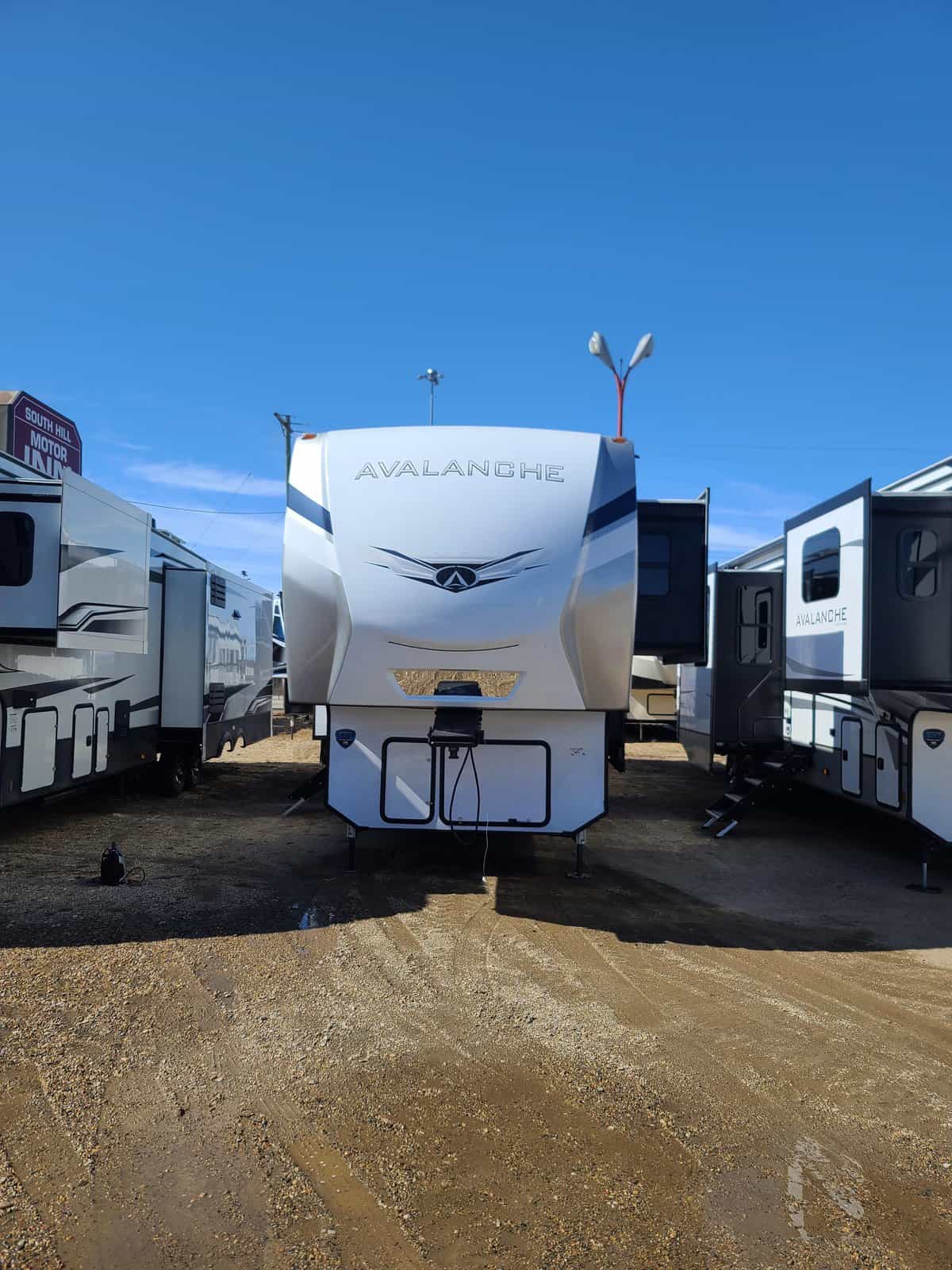 NEW 2023 Keystone AVALANCHE 390 DS