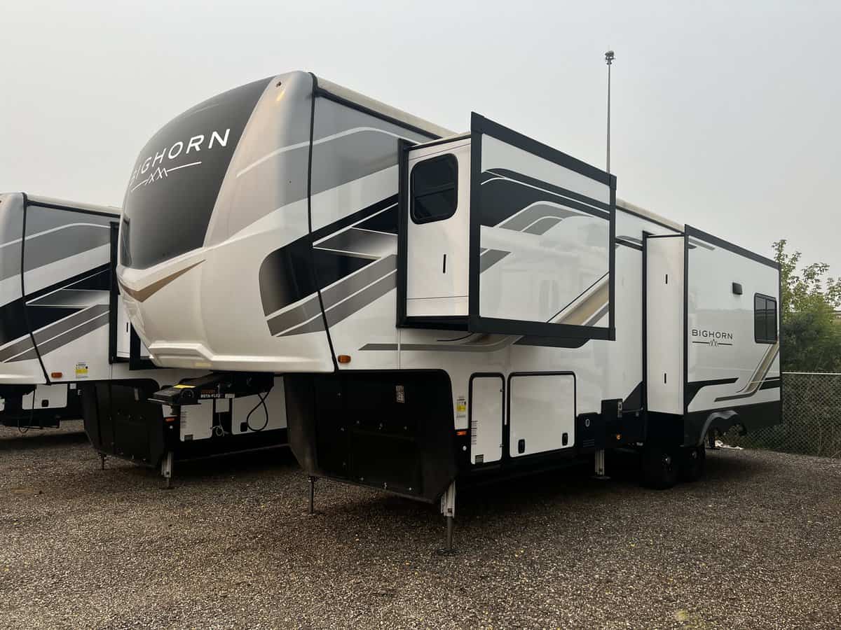 NEW 2023 Heartland BIGHORN 3215 RL