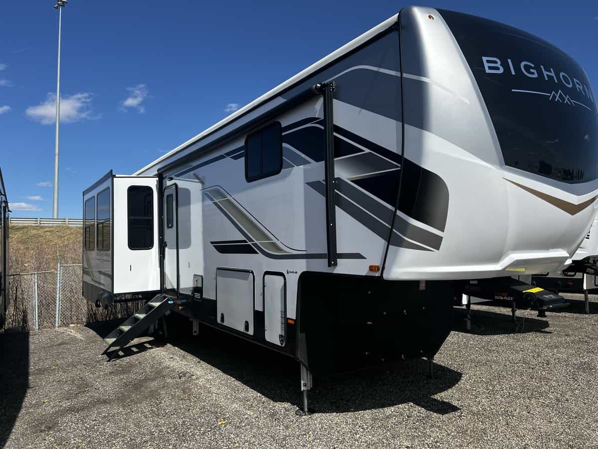 NEW 2023 Heartland BIGHORN 3700 RL