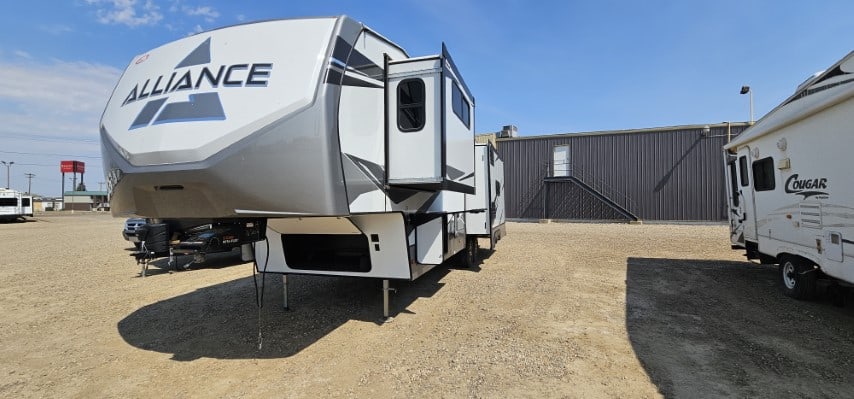 USED 2022 Alliance RV Avenue 32rls