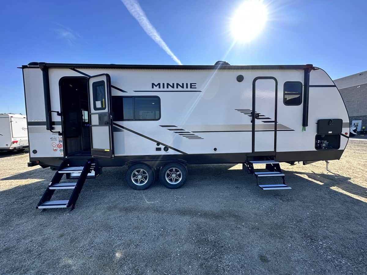 USED 2021 Winnebago MINNIE 2529 RG