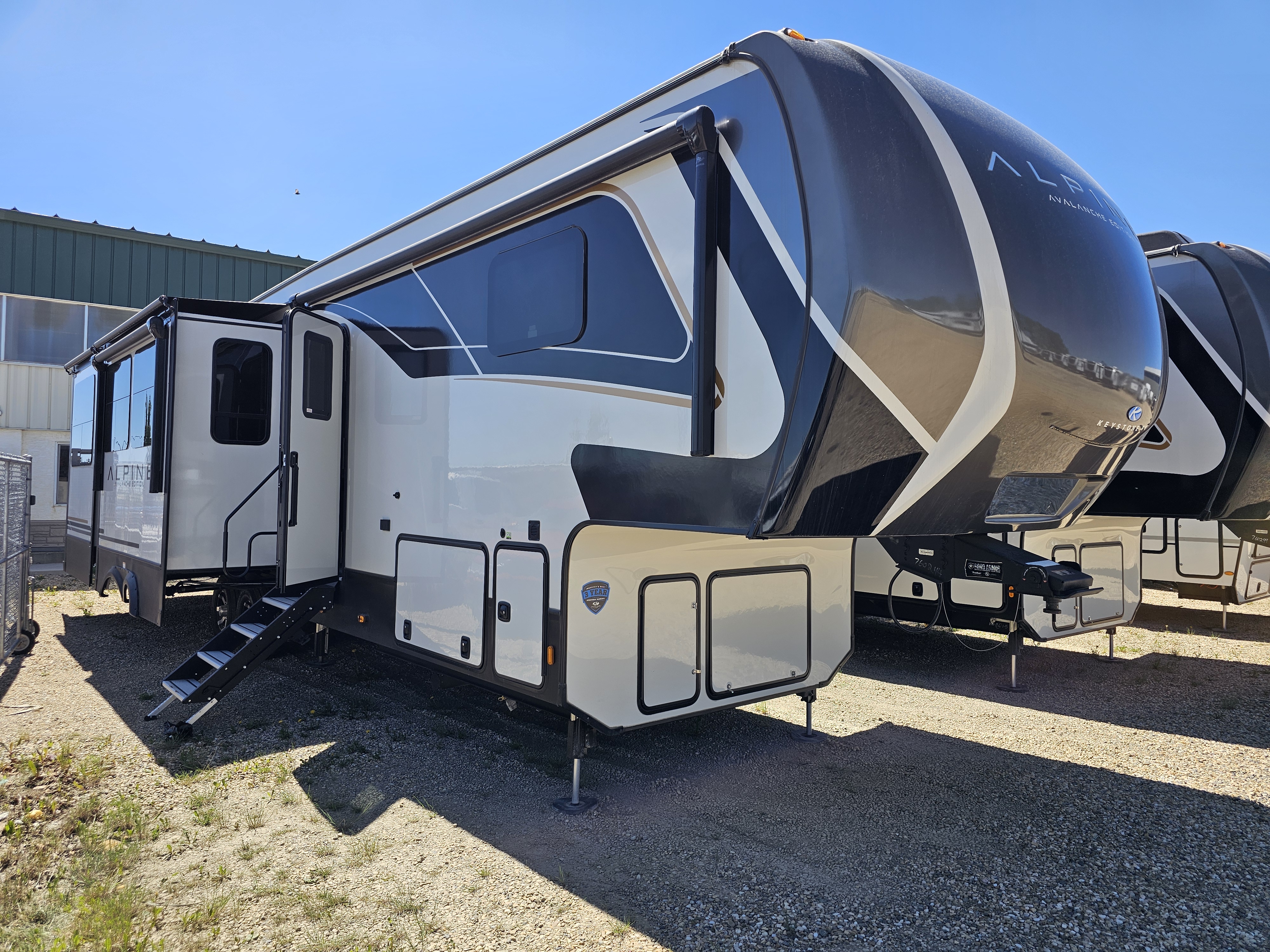 New 2025 Keystone Alpine Avalanche 321 RL