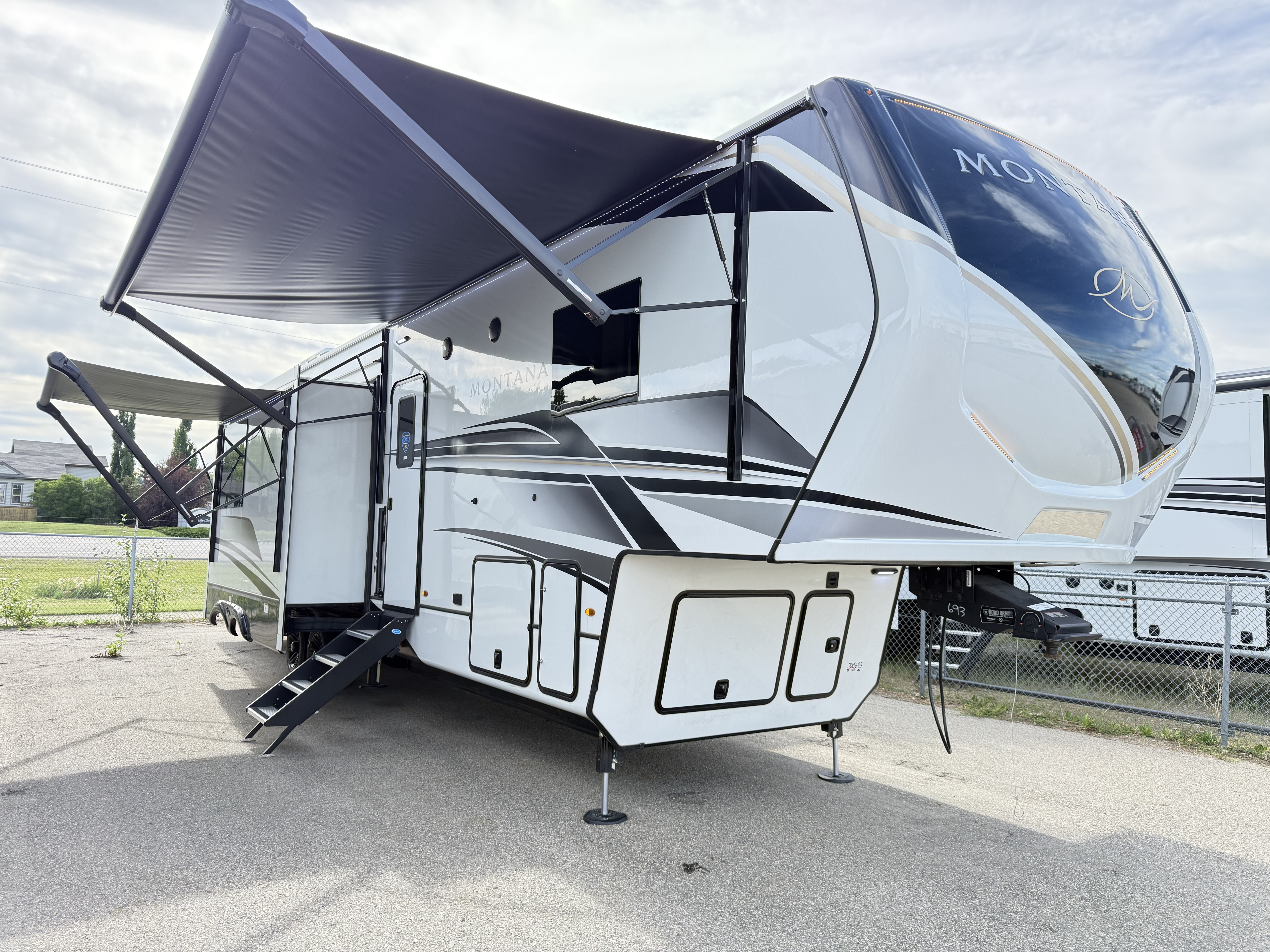 New 2025 Keystone MONTANA 3915 TB