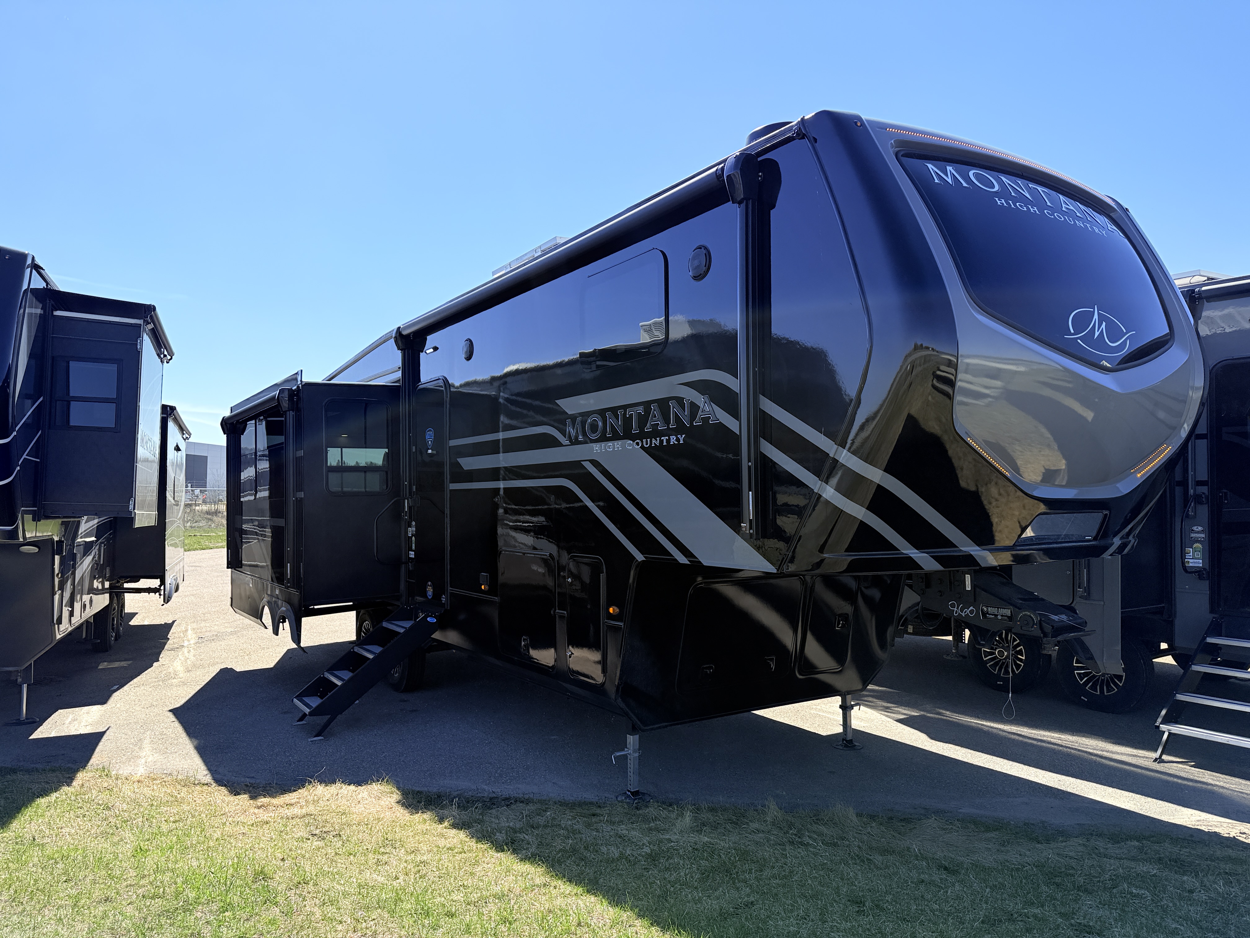 New 2025 Keystone MONTANA High Country 295 RL