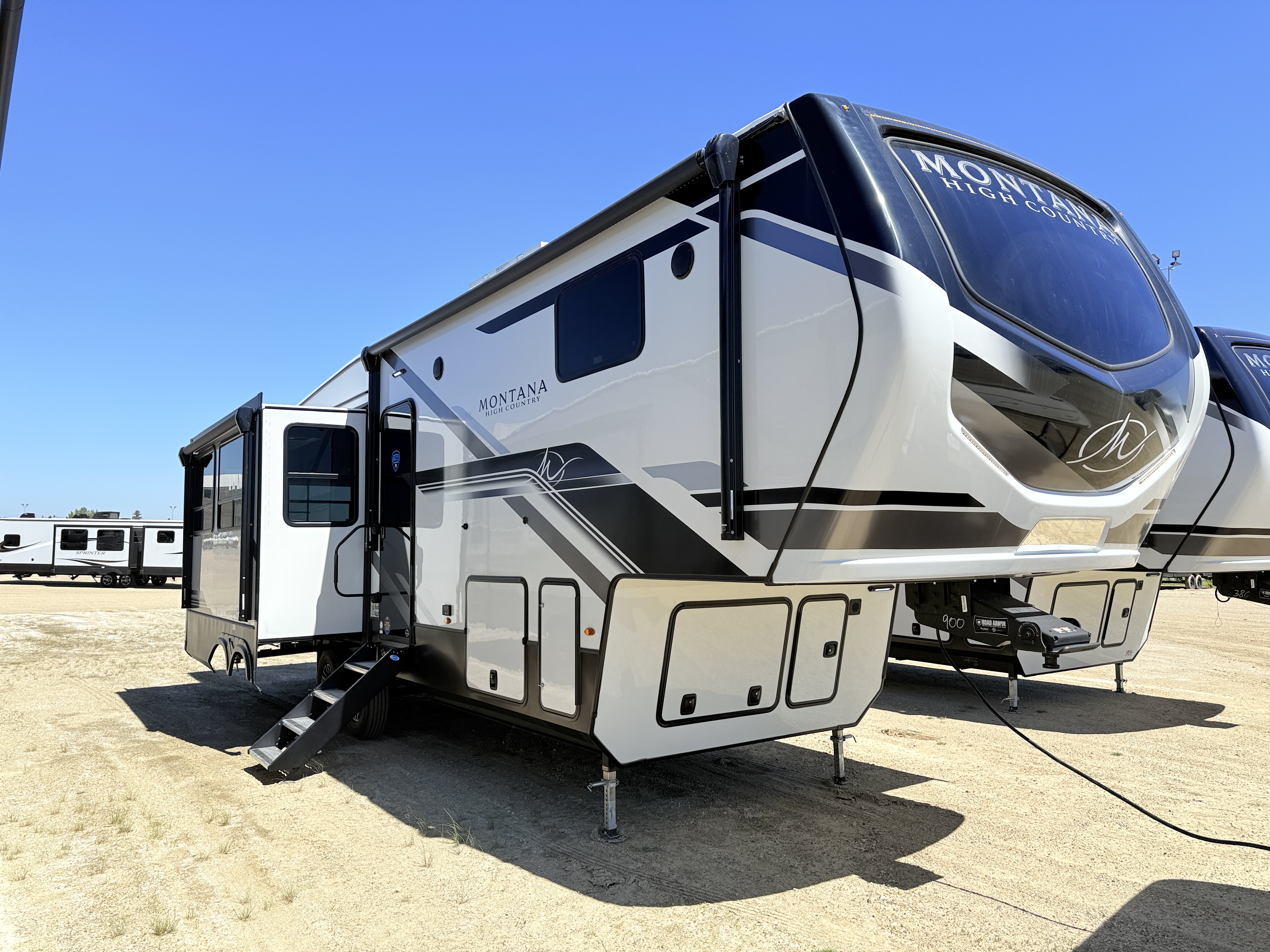 New 2025 Keystone Montana High Country 295 RL