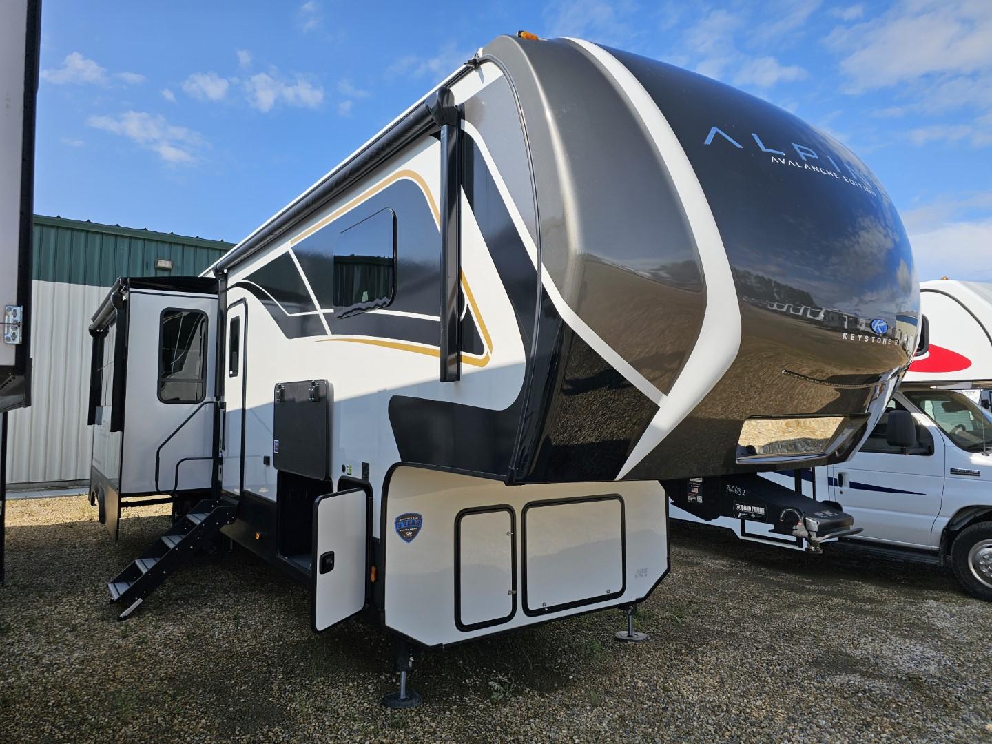 New 2025 Keystone AVALANCHE 390 DS