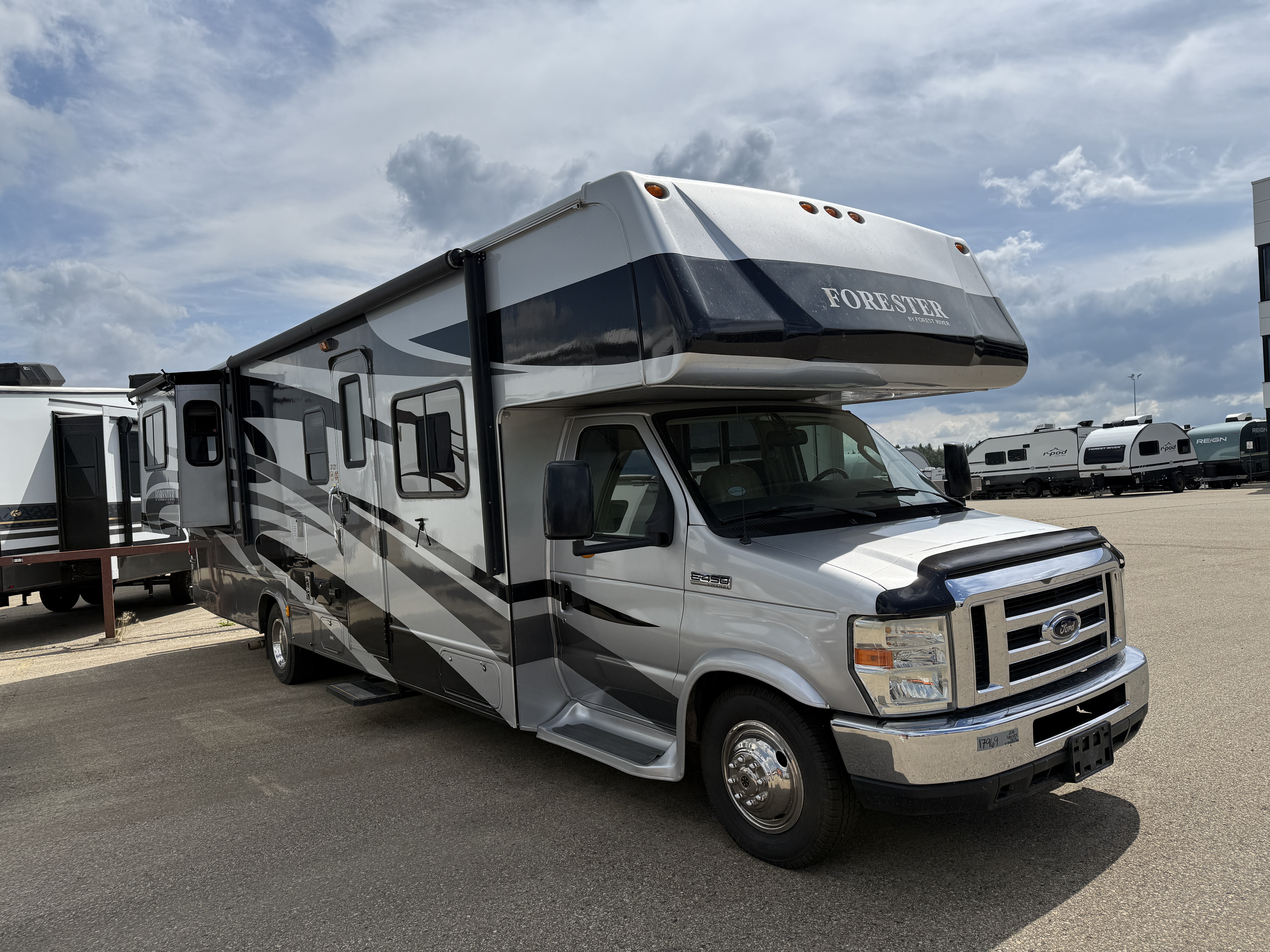 Used 2010 Forest River FORESTER 3121 DS