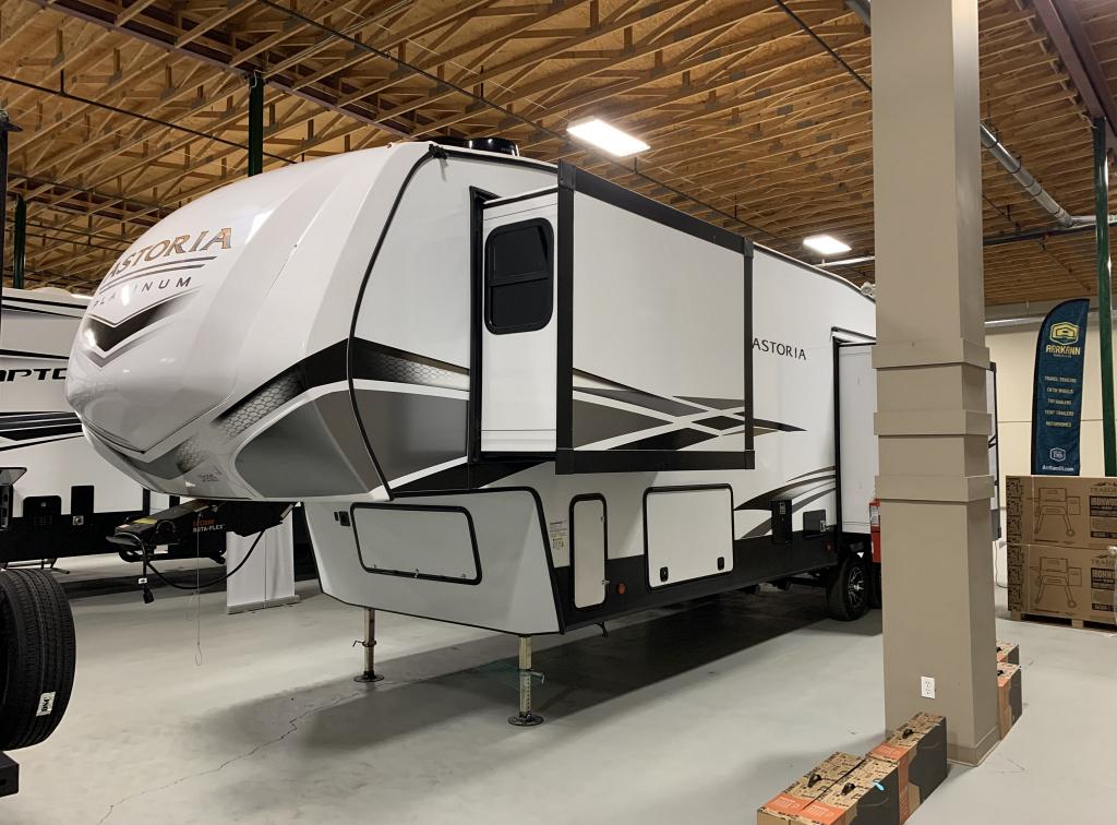 NEW 2022 DUTCHMEN ASTORIA 3173 RLP
