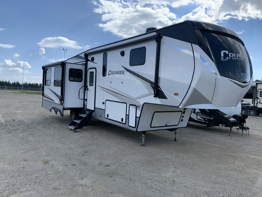 NEW 2022 FOREST RIVER CRUSADER 335 RLP