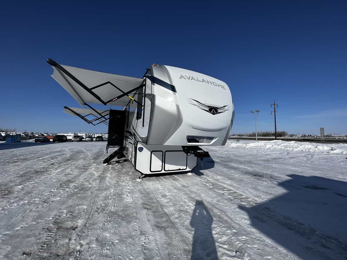 NEW 2023 Keystone AVALANCHE 390 DS