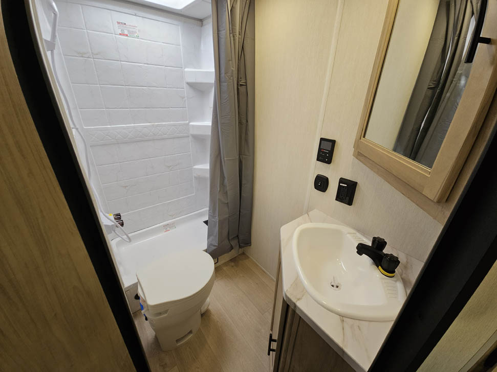 【ほぼ新品箱付き】アクア　メリージェーン　黒　27.5 　CAMPER　3.5万 2025 Jayco Greyhawk 29MV | Camperland of Oklahoma | Tulsa, OK | 25