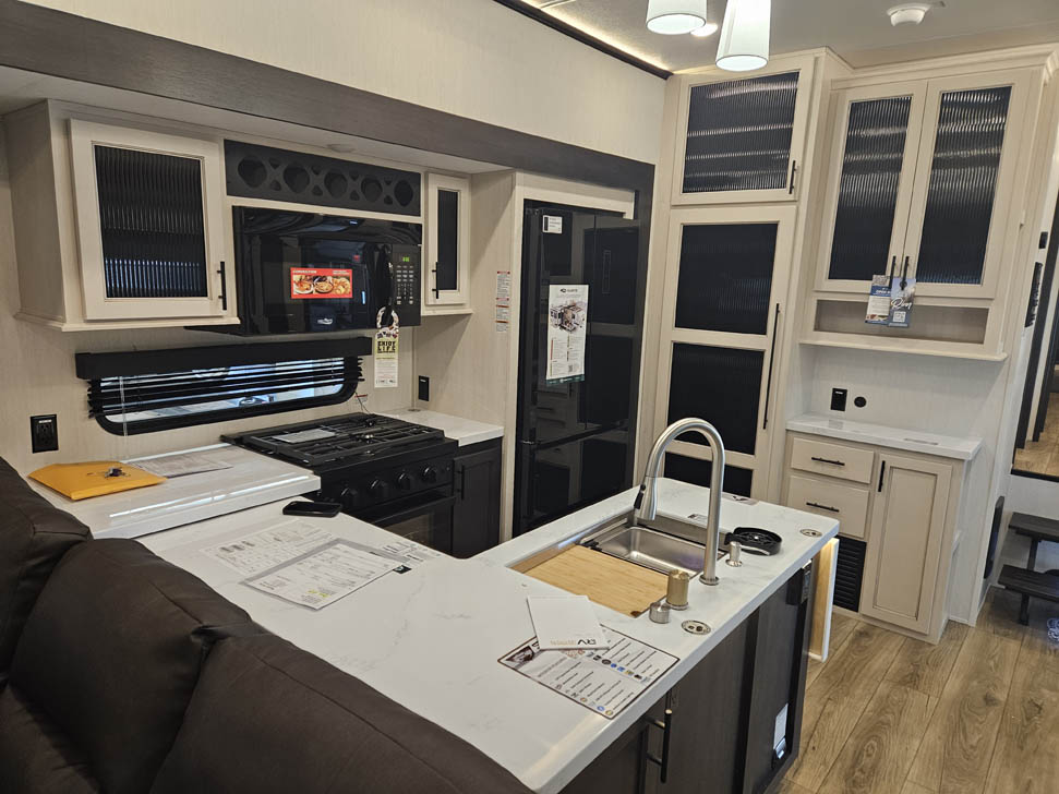 Sabre 33RLP kitchen appliances and layout
