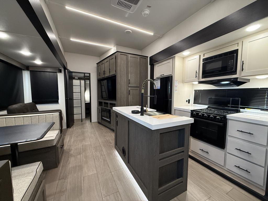 Arctic Wolf 331BH 5th Wheel