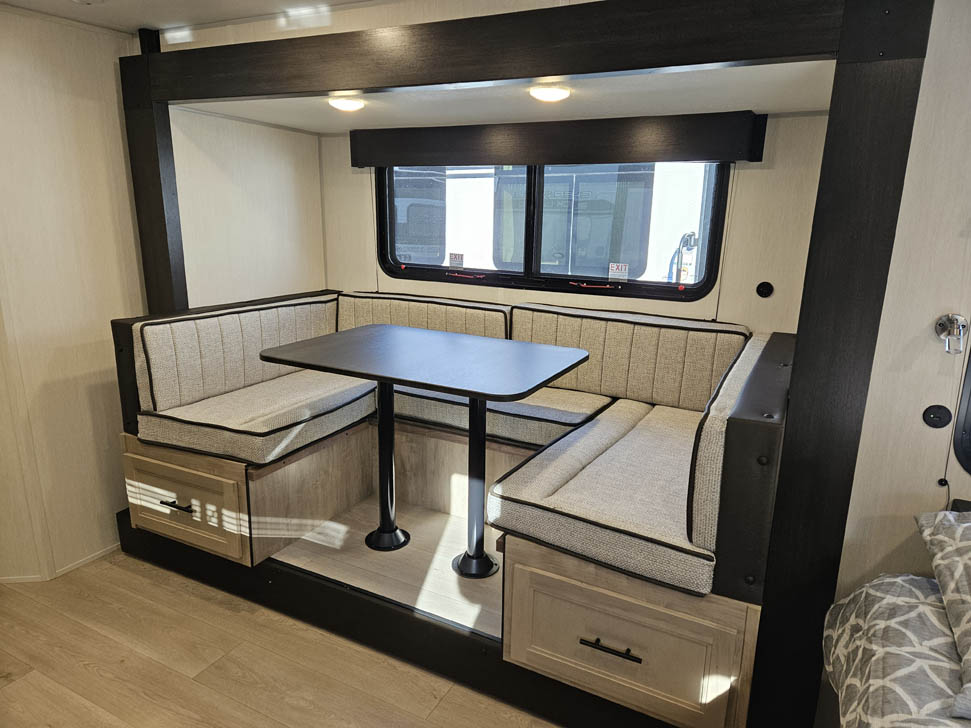 16-17 マンU ポグバ #6 Lサイズ 2026 Cherokee Wolf Pup 17JWBL Travel Trailer with Bunk Beds for