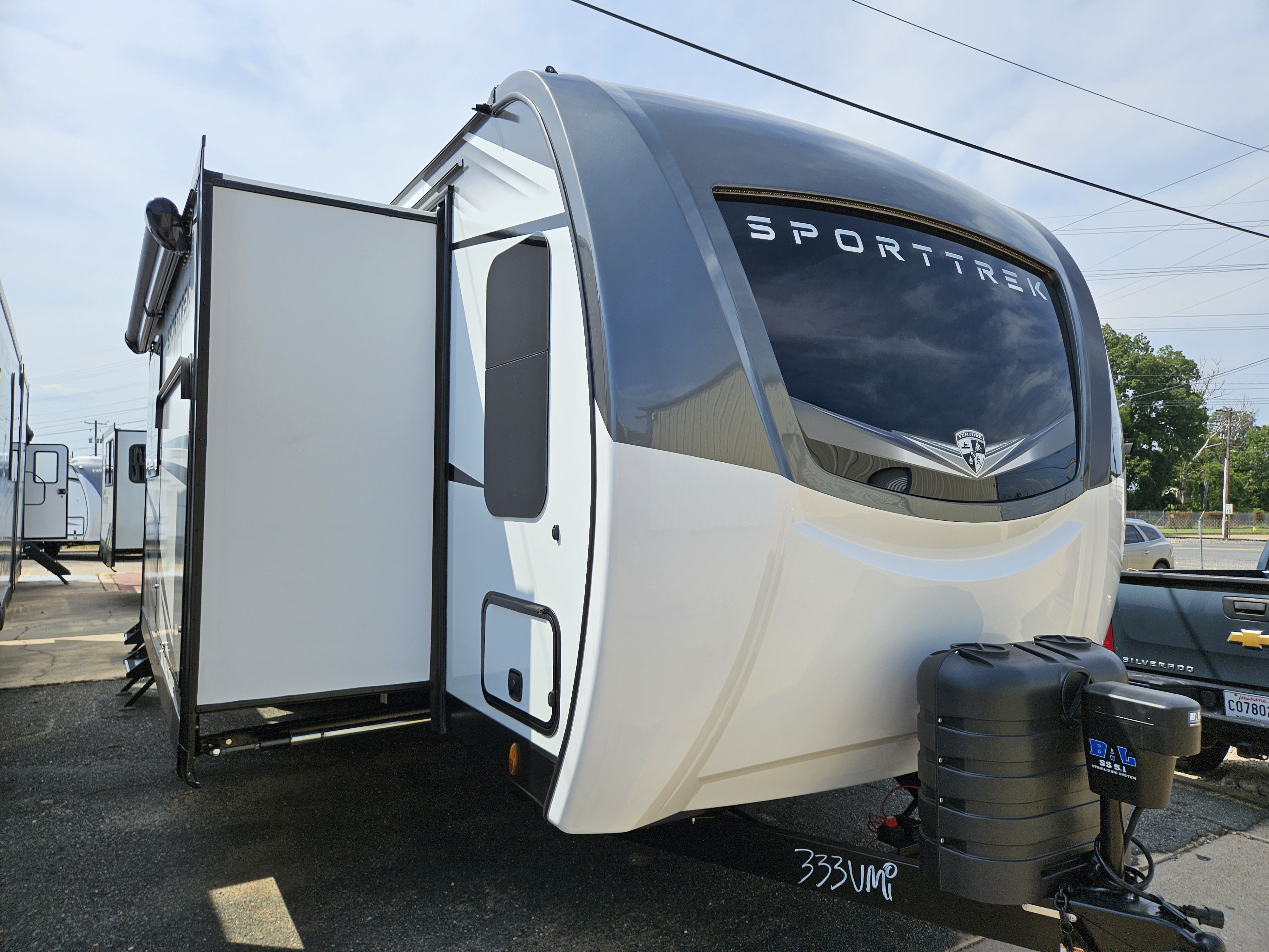 2025 VENTURE RV Sporttrek Touring Edition 333VMI - Bayou Outdoor Supercenter