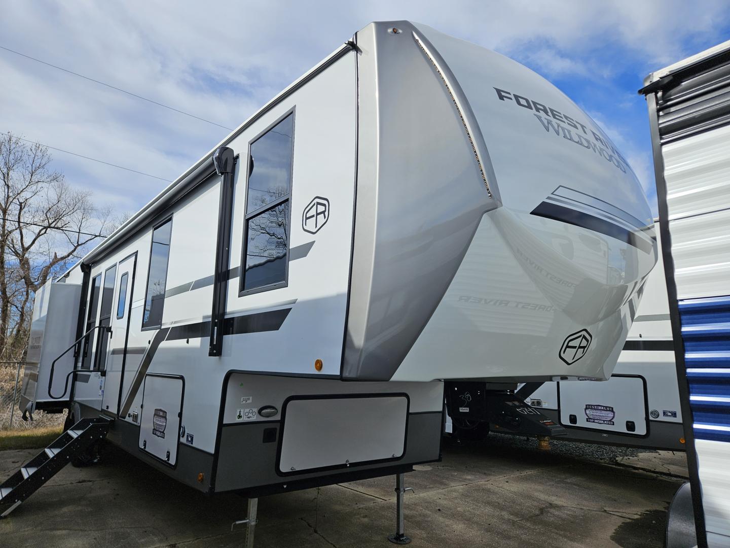 2025 FOREST RIVER Wildwood Heritage Glen 38VERANDA - Bayou Outdoor Supercenter