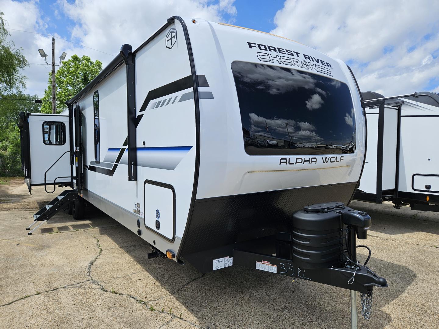 2025 FOREST RIVER Cherokee Alpha Wolf 33RL-L - Bayou Outdoor Supercenter