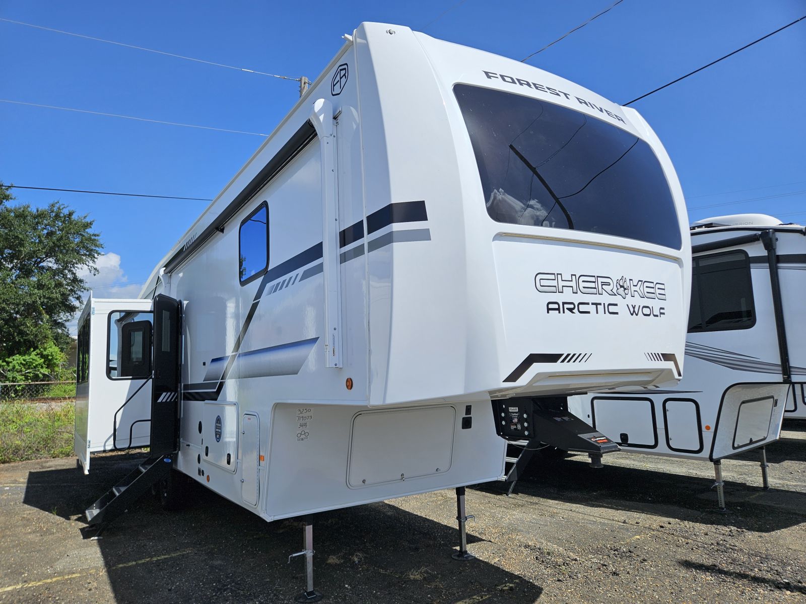 2026 FOREST RIVER Cherokee Arctic Wolf Suite 3250 - Bayou Outdoor Supercenter