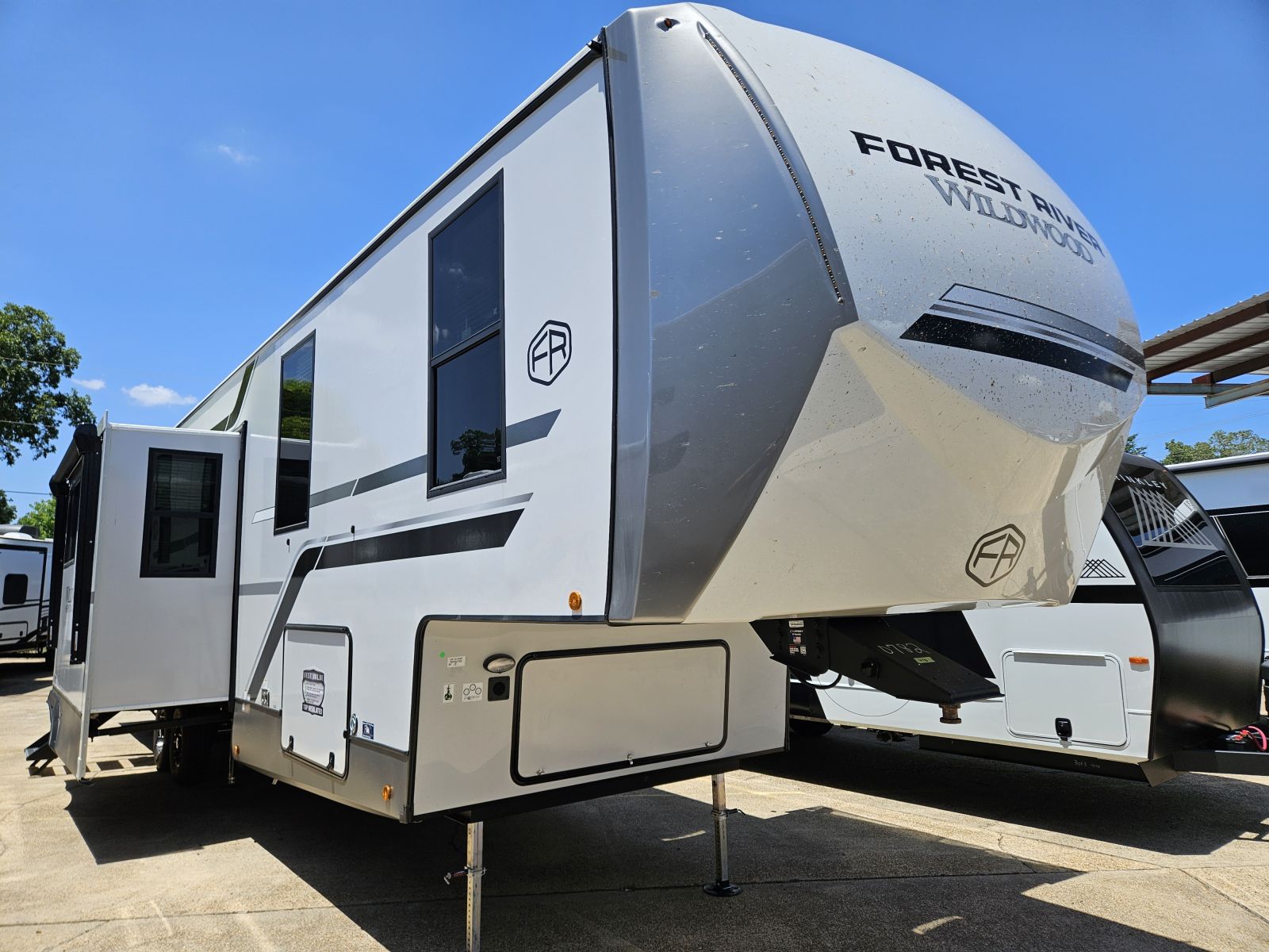 2026 FOREST RIVER Wildwood Heritage Glen 375FAM - Bayou Outdoor Supercenter