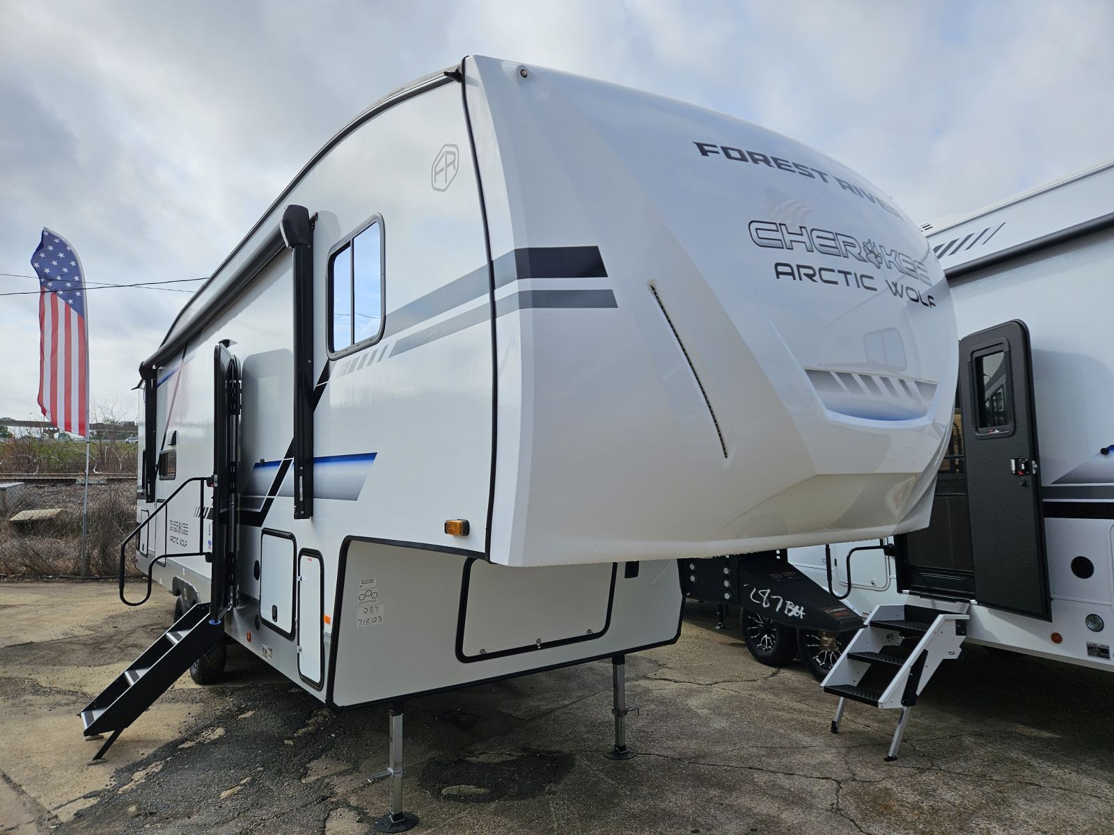 2025 CHEROKEE ARCTIC WOLF 287BH - Bayou Outdoor Supercenter